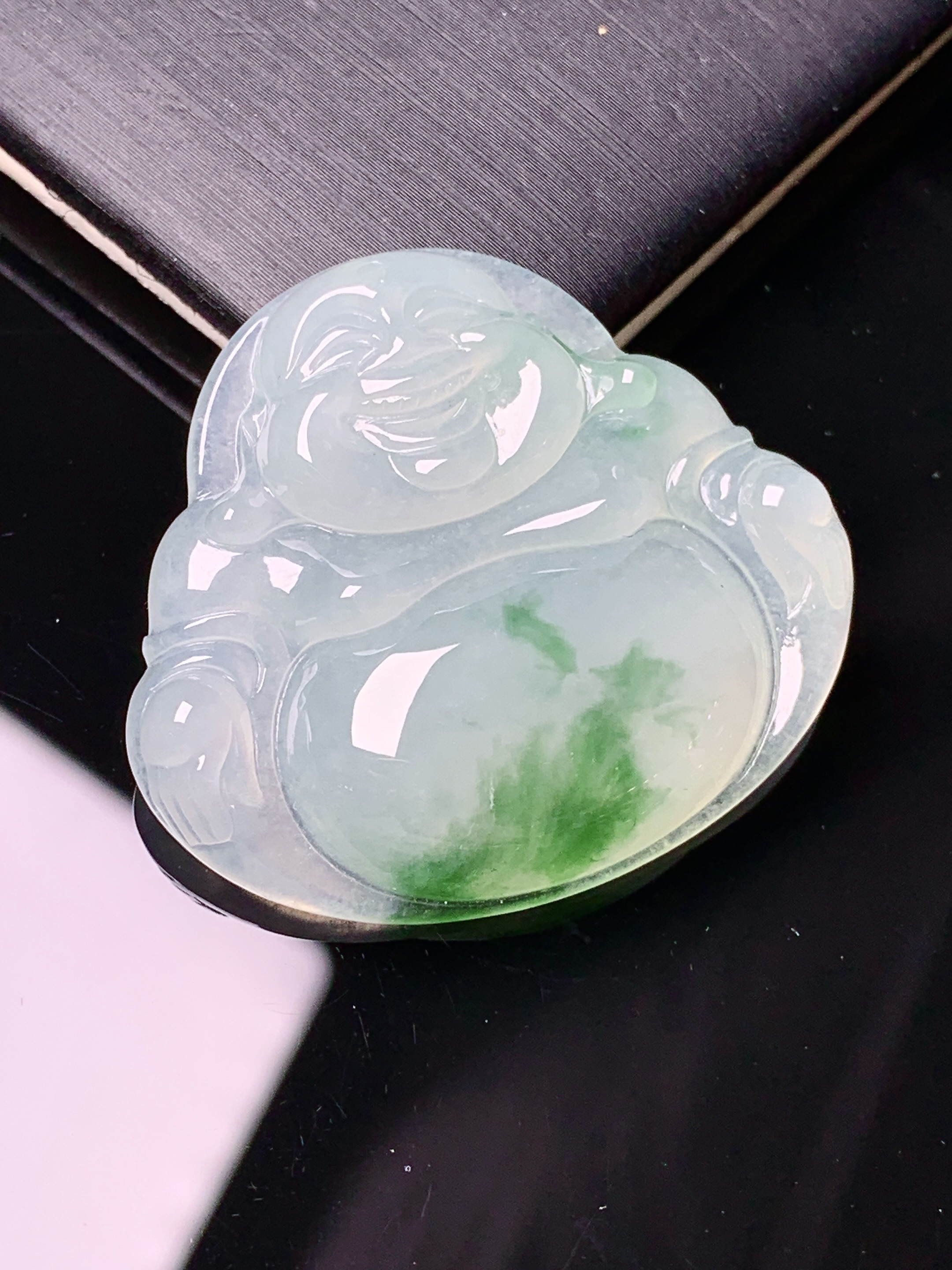 飘绿佛公吊坠 玉质细腻 色泽艳丽清新 水润亮眼 整体尺寸31.2*34.8*6x1