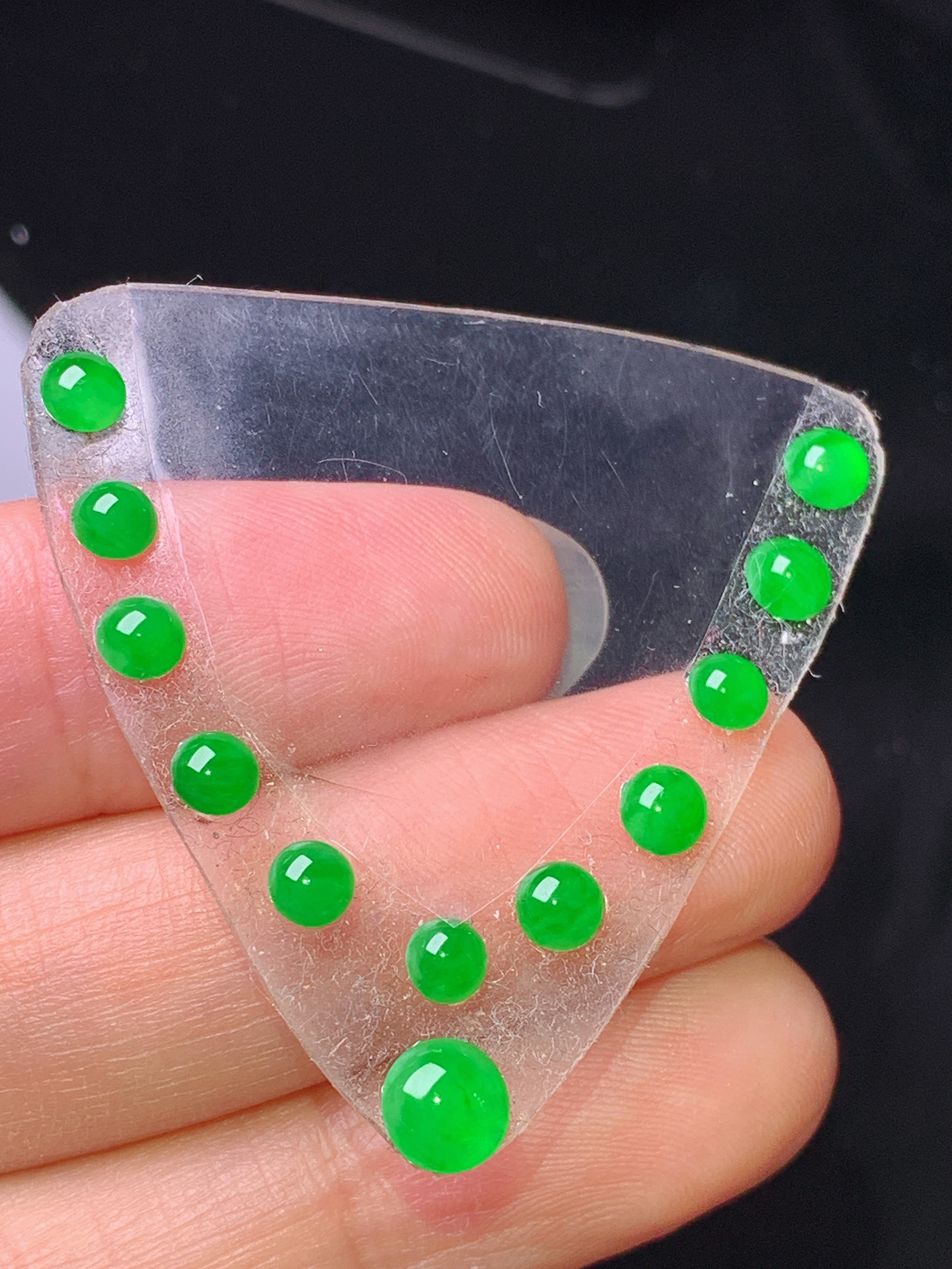 镶嵌款 满绿蛋面一下手 玉质细腻 色泽艳丽清新 水润亮眼 整体尺寸5.3*2.5j3