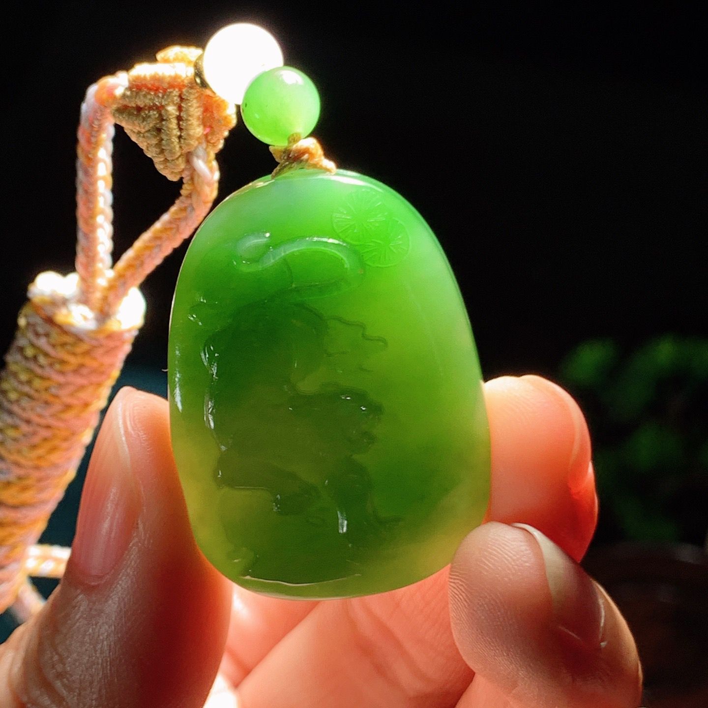 和田玉阳绿俄罗斯碧玉虎虎生威下山虎挂件。尺寸35/26/8重17克。玉质细腻油润。手推出油。佩戴高端典雅。lt251220