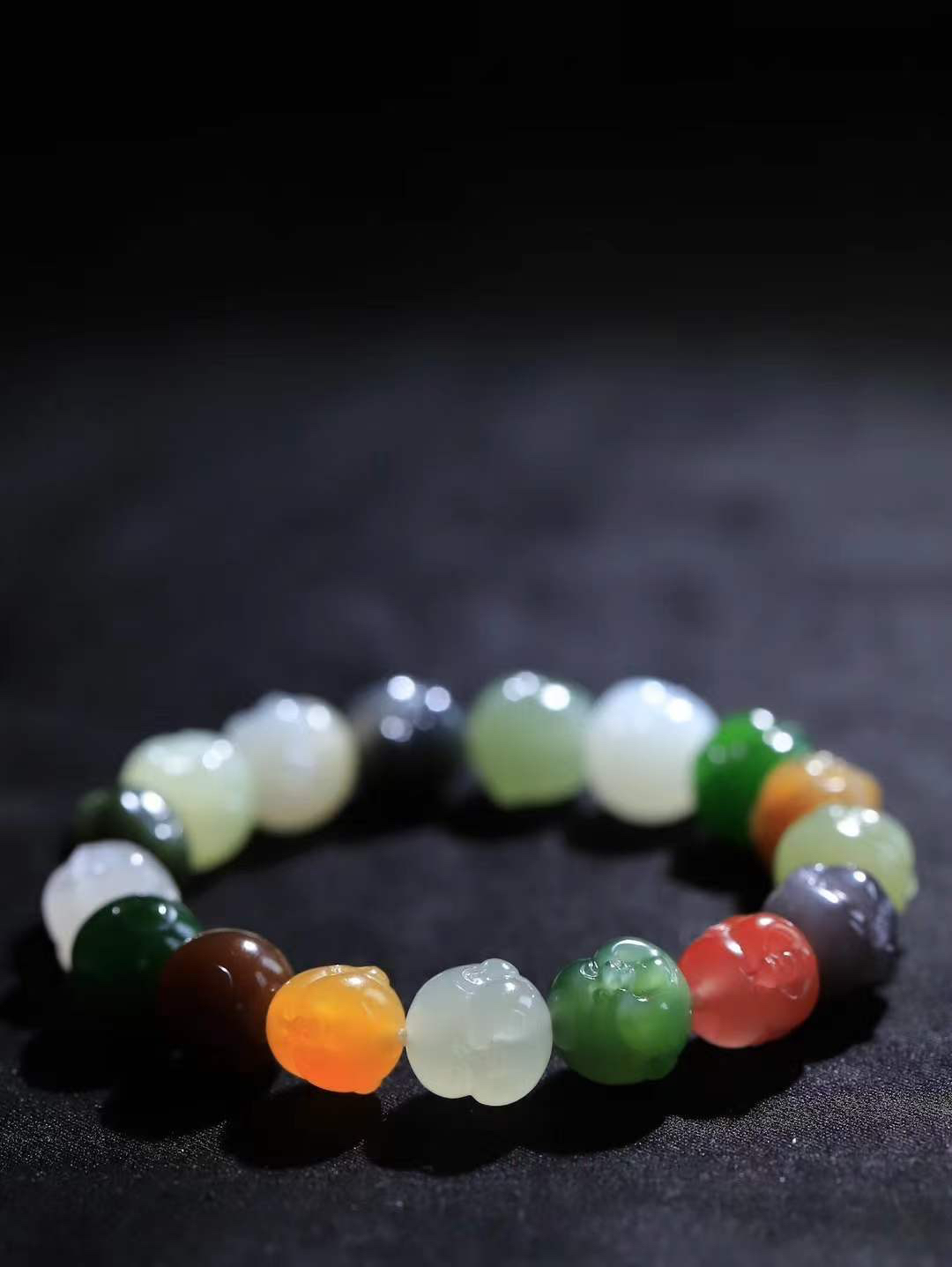 （弥勒笑佛.手串）

精品和田玉多宝弥勒佛手串，脂粉浓郁，玉质细腻温润，油性十足，颗颗精雕笑佛，笑容可掬，让人如沐春风，笑语吟吟，寓意待人宽厚，遇事大度，能屈能伸，️福佛相伴，福运连绵。给佩戴者带来平安 。尺寸取一11.6-10.8-12mm重39.7克FDA-8040163