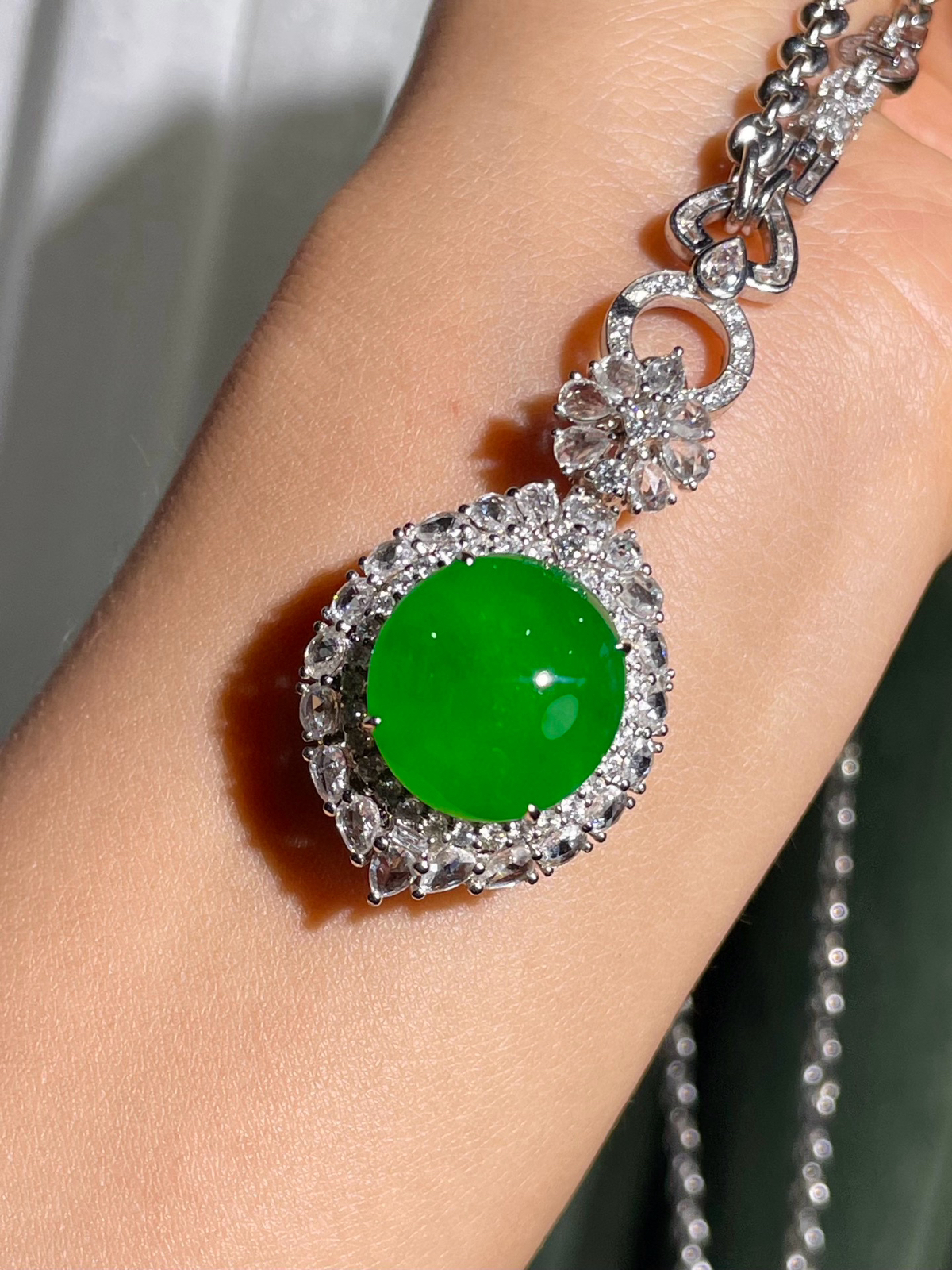 高冰种正阳绿蛋面吊坠！
裸石：16*15.5*8mm
整体：39.5*23*16mm