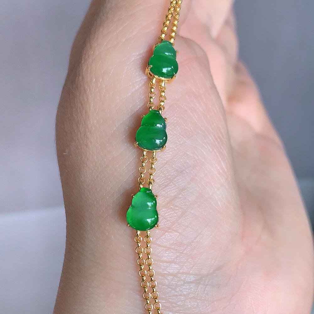 冰润翡翠满绿葫芦手链，水水润润，珠圆玉润，颜色鲜艳，妙明清净，清秀高雅，佩戴效果优雅迷人！性价比超值 W481.31 取一尺寸：11-6.2-4.6mm    裸石尺寸大： 8-6mm