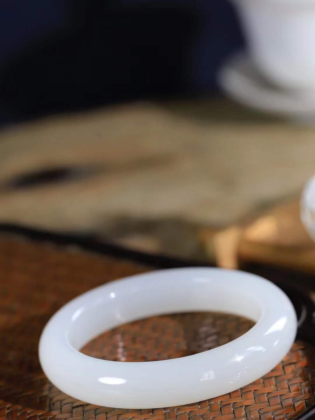 【花样年华·手镯】

精品和田玉白玉手镯，质地油润细腻，色泽高贵典雅，镯型古朴典雅。在诗情画意的雨