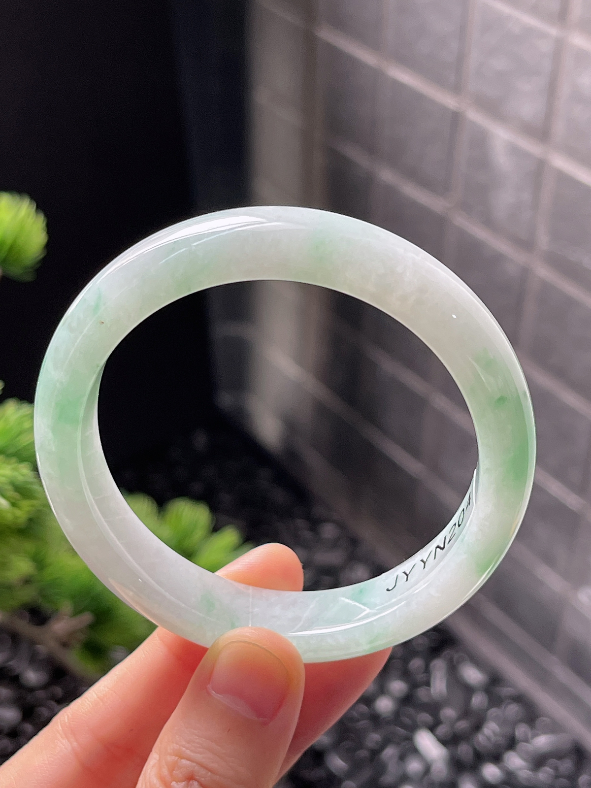 正圈54圈口，翡翠冰糯种淡绿色手镯