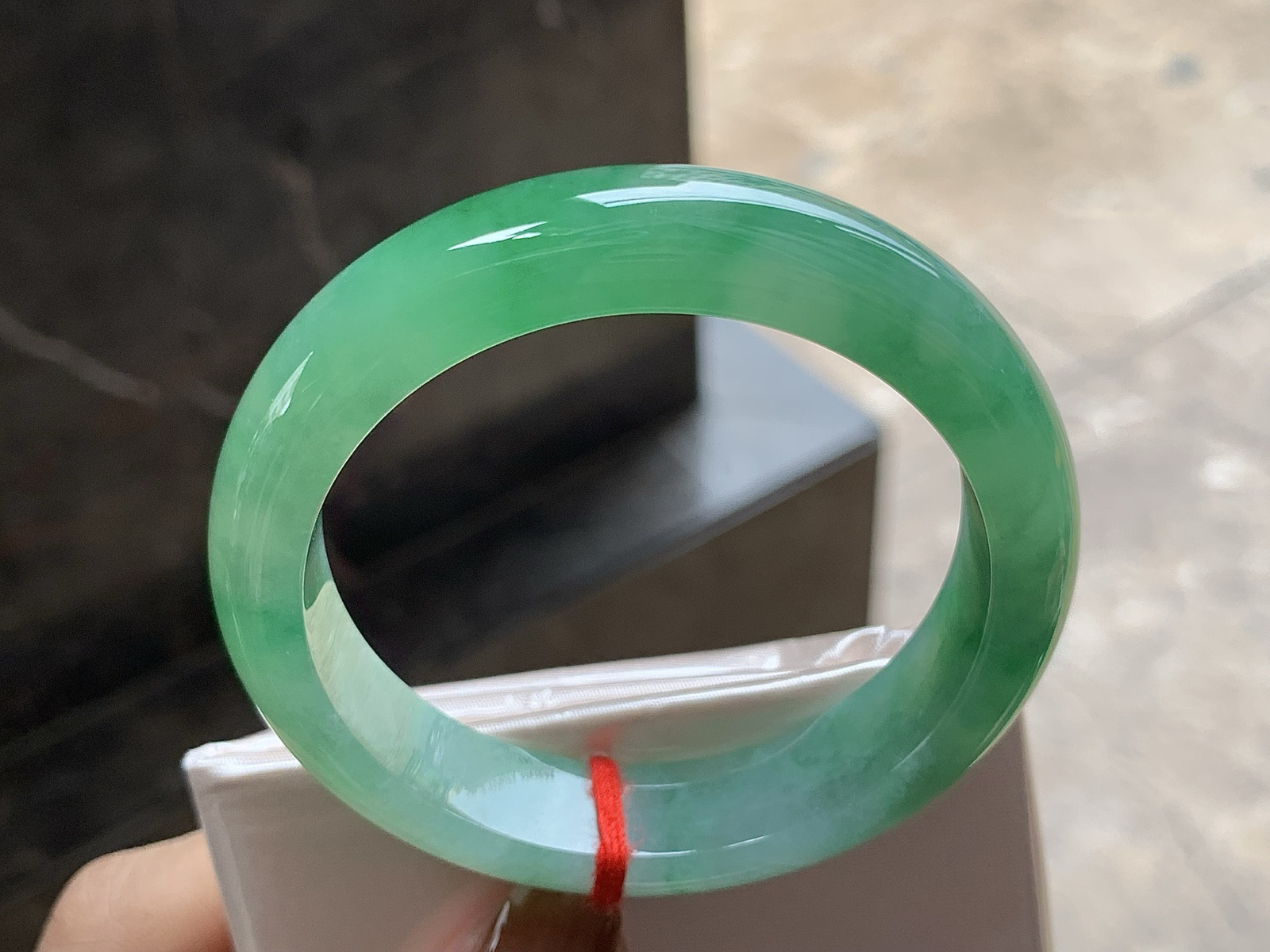 52.5-12.7-8

带色手镯^_^ 颜色鲜艳～ 种好水润