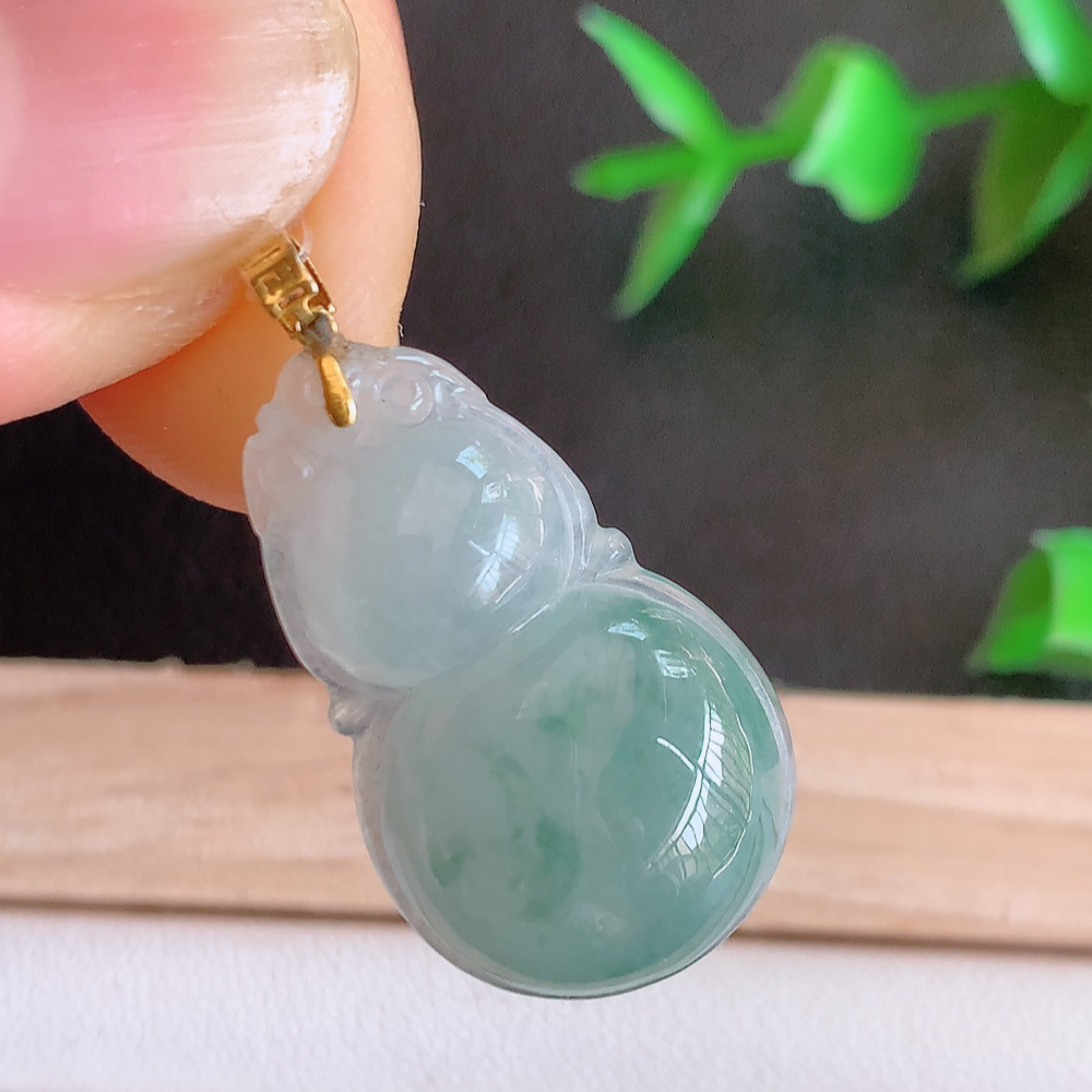 18k金扣冰润飘花葫芦翡翠吊坠  寓意“福禄双全，加官进爵，财源滚滚” 莹润通透，抱满大气  清新脱