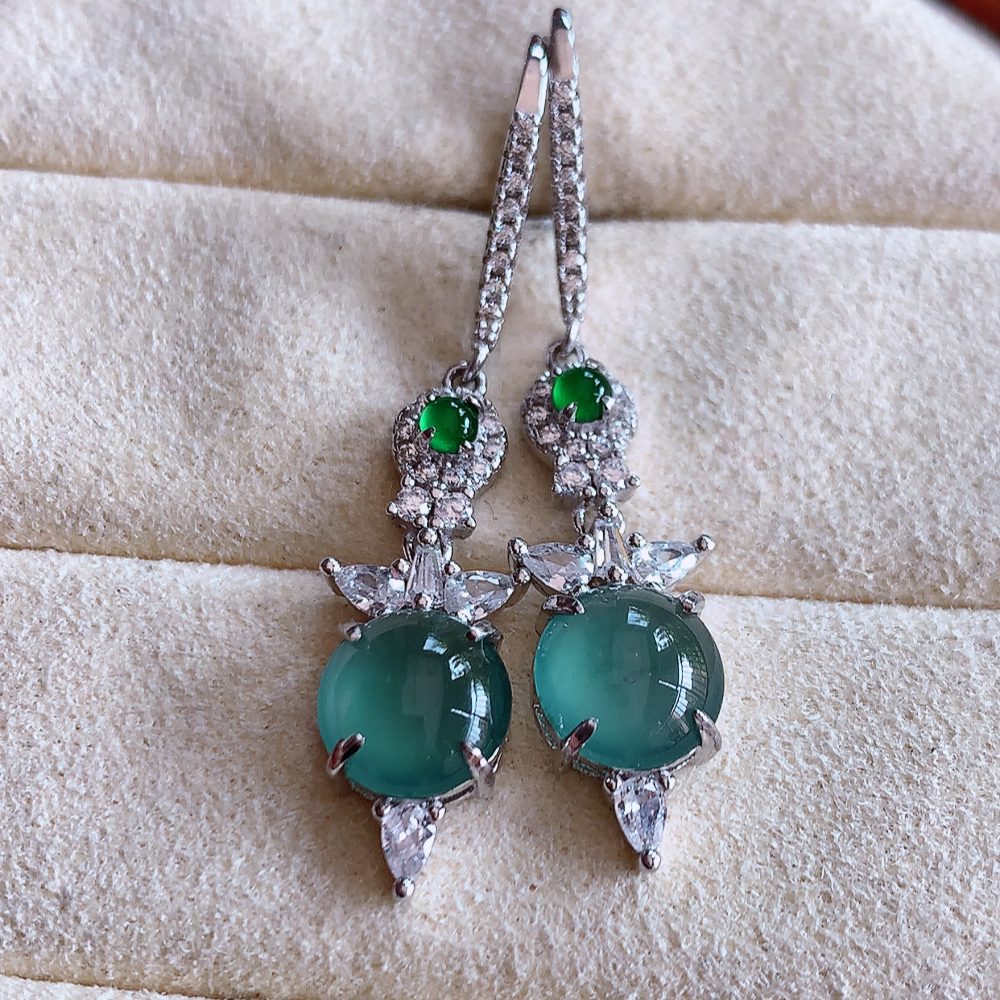 冰晴水翡翠925银镶嵌耳钉，自然光实拍，翠色灵动，颜色漂亮，种老水足，品相佳，佩戴佳品！W502.31  取一整体尺寸：23.5-8.4-4.8mm  裸石尺寸：7.5mm