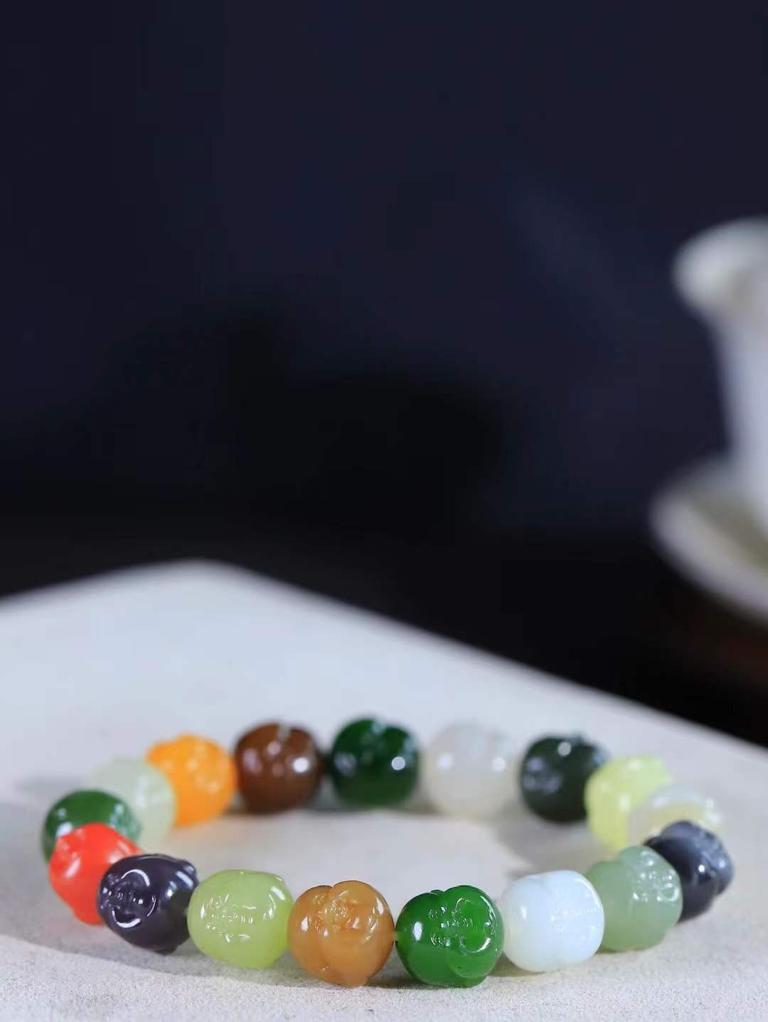 （弥勒笑佛.手串）

精品和田玉多宝弥勒佛手串，脂粉浓郁，玉质细腻温润，油性十足，颗颗精雕笑佛，笑容