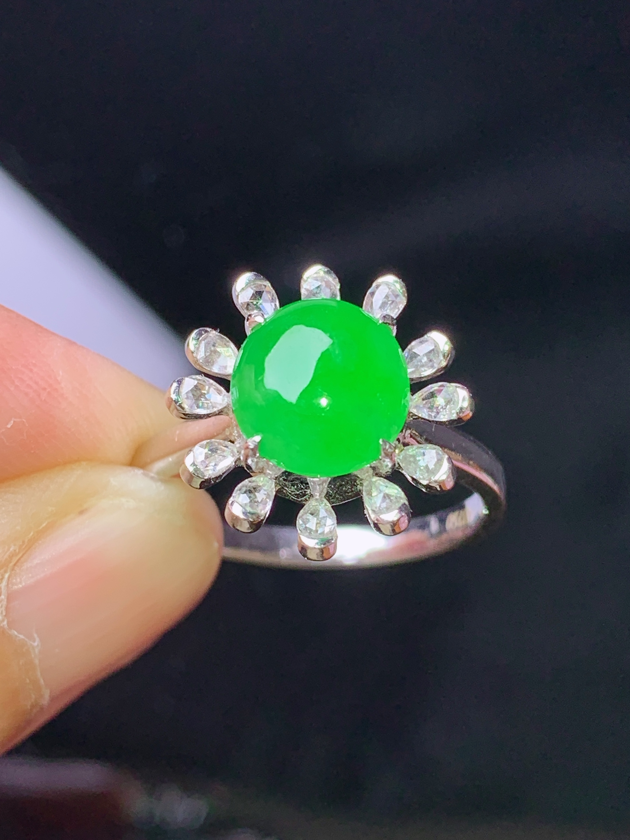 18k金钻镶嵌满绿蛋面戒指 玉质细腻 色泽艳丽清新 水润亮眼 圈口14.5 整体尺寸14.2*14*8.8j3