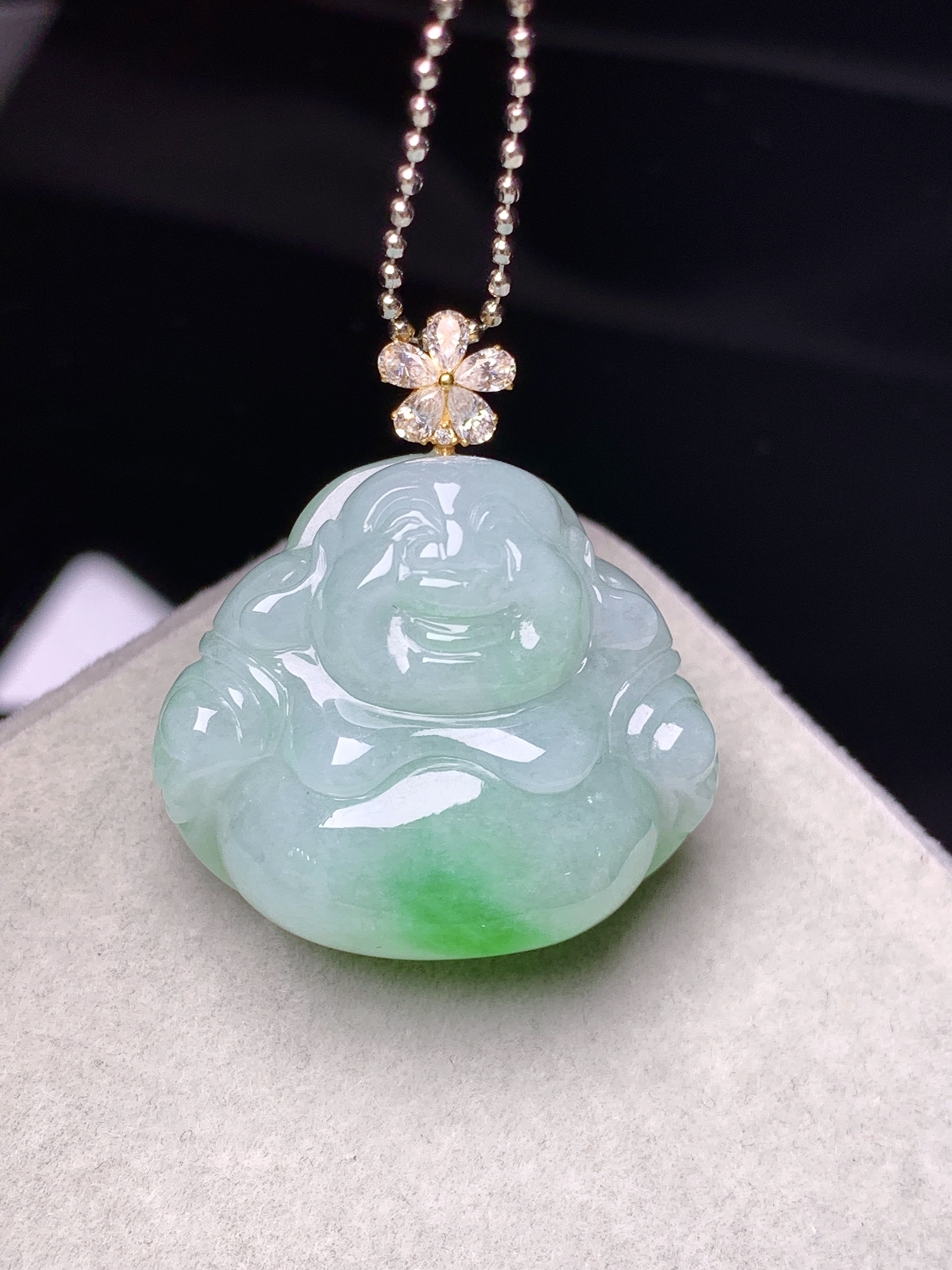 18k金莫桑钻镶嵌飘绿佛公吊坠 玉质细腻 色泽艳丽清新 水润亮眼 整体尺寸22.2*24.8*10.