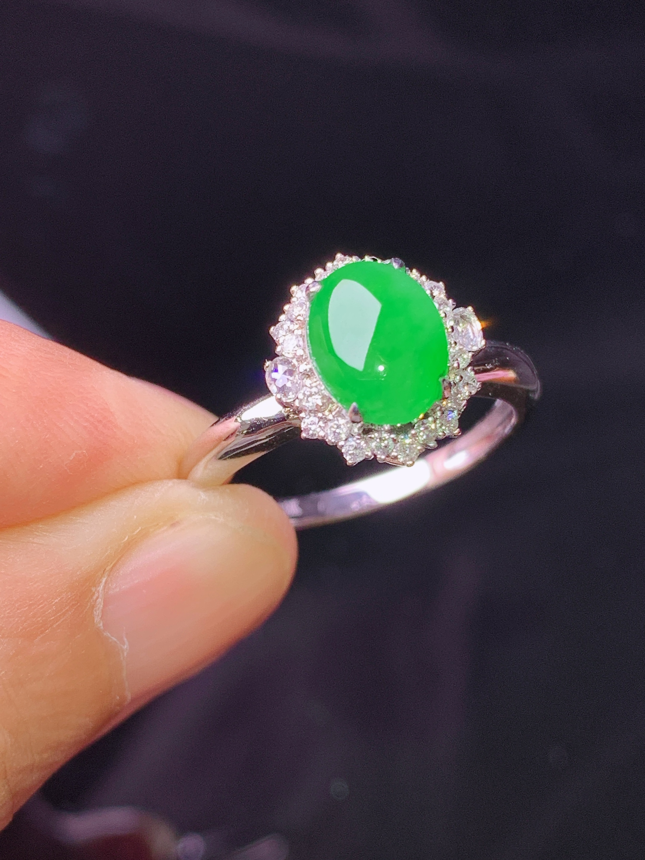 18k金钻镶嵌翠绿蛋面戒指 玉质细腻 色泽艳丽清新 水润亮眼 圈口14.5 整体尺寸11.3*10.5*8j2