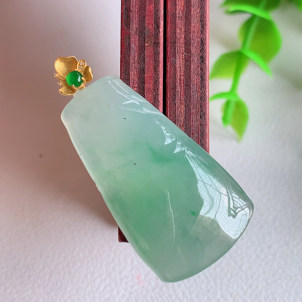 18k金扣冰润竹节翡翠吊坠，寓意“节节高升，官运亨通，前程似锦”竹节比喻美好品德，君子比德于玉，清秀高雅  W01.31  尺寸：32.5-18.6-6.8mm