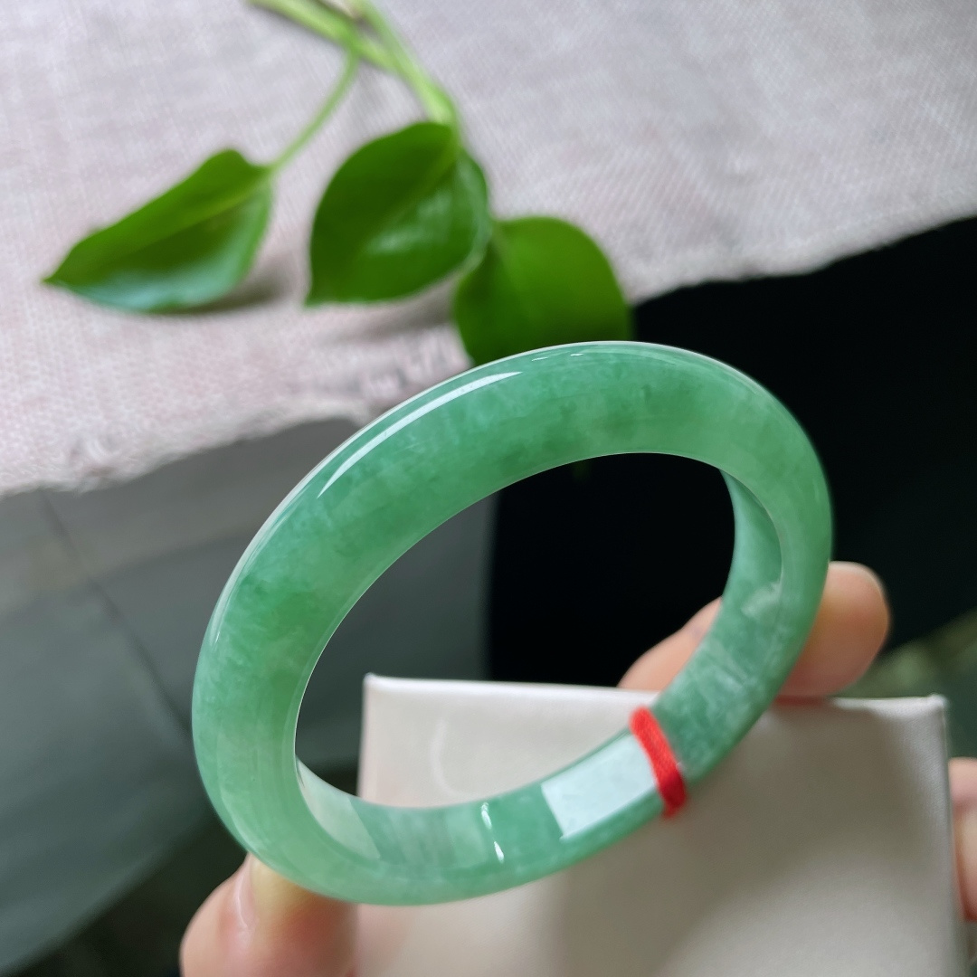 52.2/10.1/8，豆绿底正圈，水润细腻，集优雅与贵气于一身，一点皮纹，ss50127a