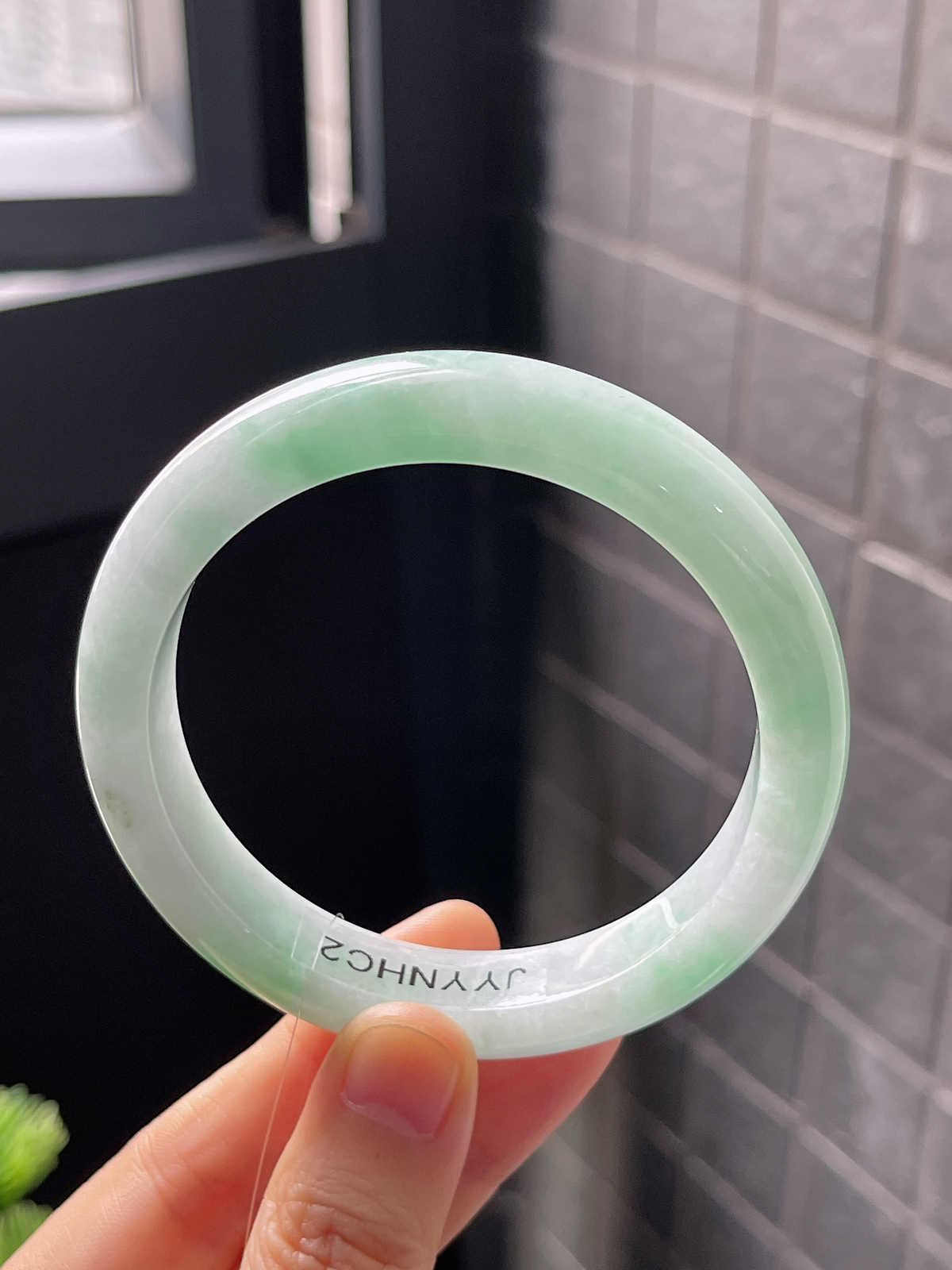 正圈57圈口，翡翠糯化种飘绿手镯