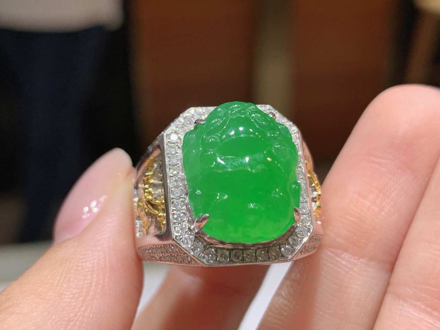 冰绿貔貅戒指 ，种老水足 佩戴优雅气质 性价比高
18k金镶嵌.