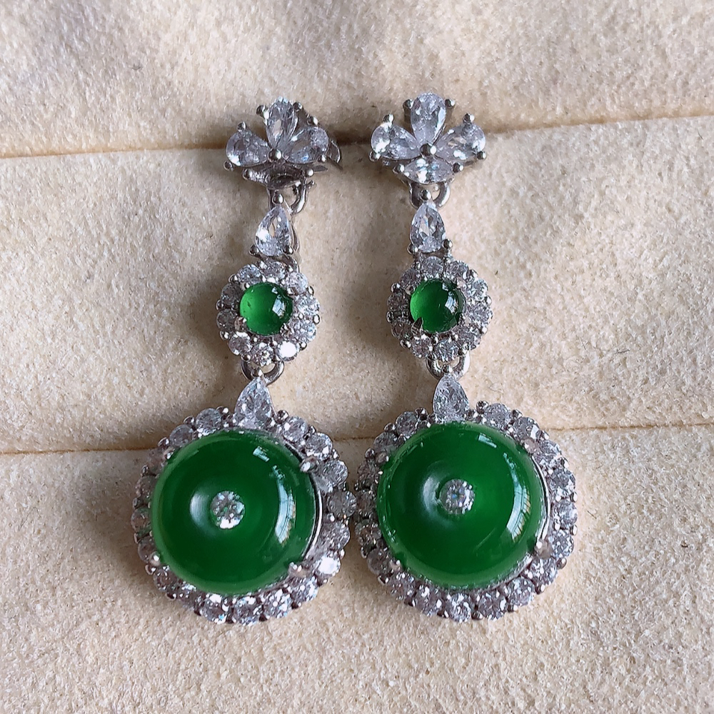 冰满绿翡翠925银镶嵌耳钉，自然光实拍，翠色灵动，颜色漂亮，种老水足，品相佳，佩戴佳品！W481.3