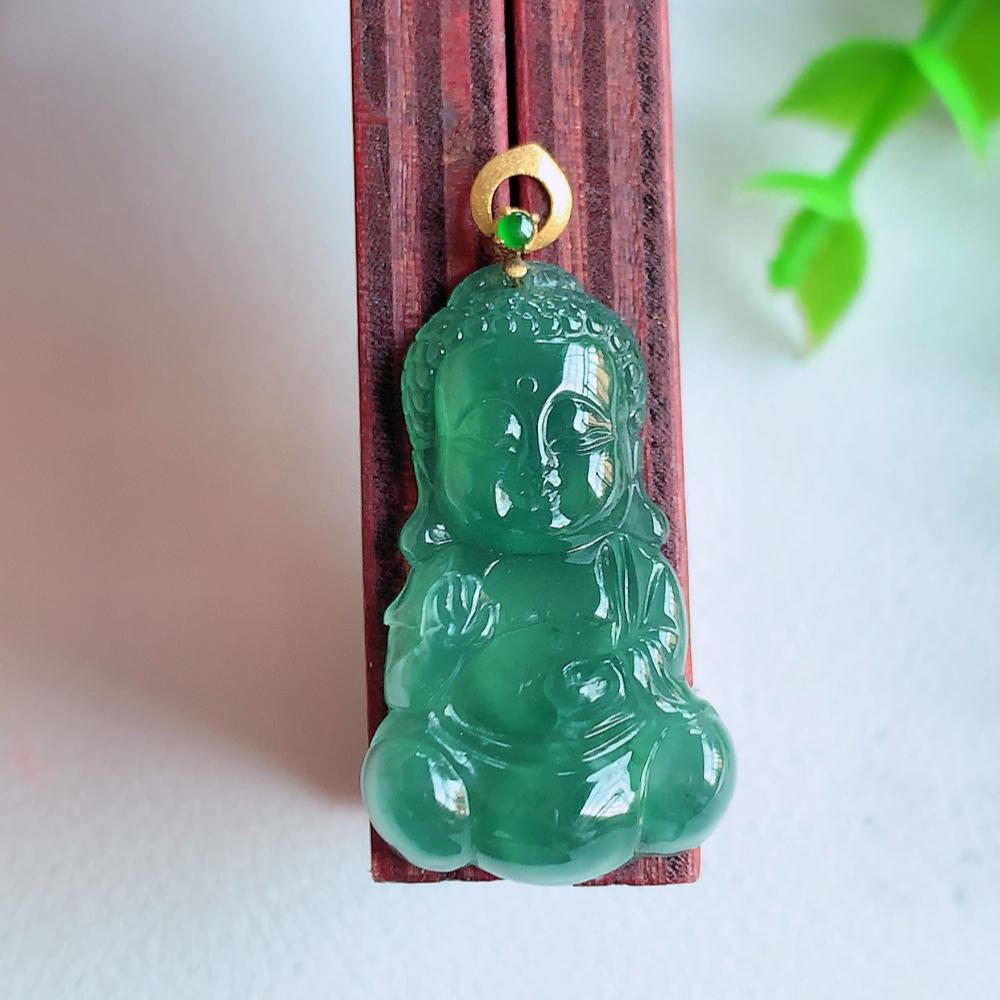 18k金扣蓝冰精雕宝宝佛吊坠   雕琢宝宝佛，生动自然。似佛心性、如孩童心、天真佛性！众生皆有佛性，众佛皆有万般色相，成佛就是寻找真我。W001.31  尺寸：27-16-4.2mm