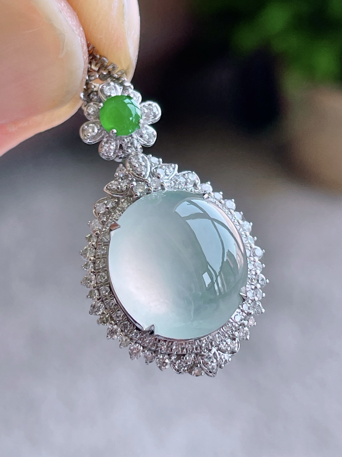 【镶嵌】冰蛋面吊坠  
【说明】缅料 18k金镶嵌 性价比高  
【整体】27-15.8-10.7