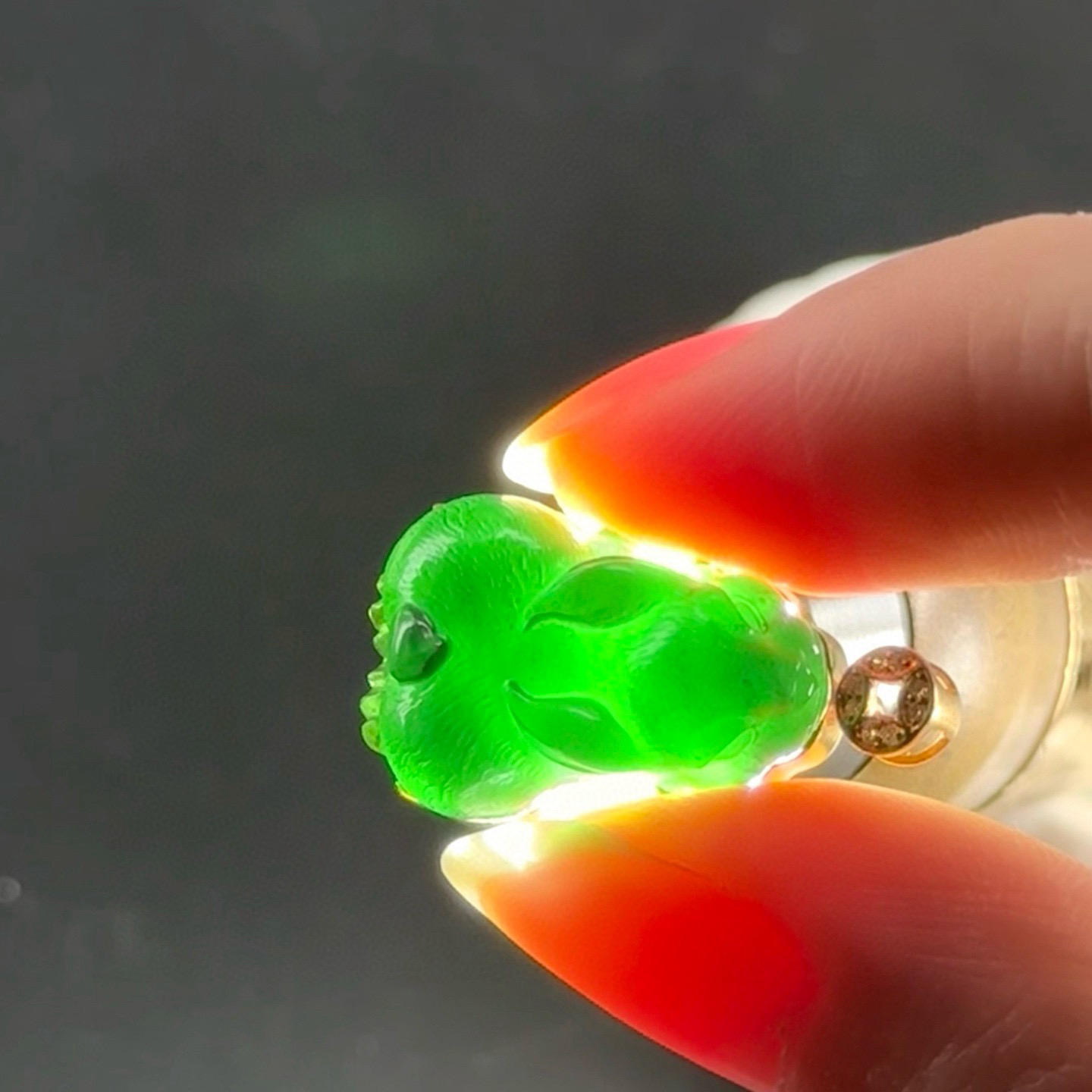 精品18k墨翠兔子小吊坠 种好色正 黑度极好 打灯通透 油性十足 尺寸25.8