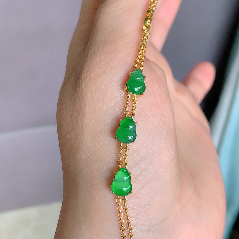 冰润翡翠满绿葫芦手链，水水润润，珠圆玉润，颜色鲜艳，妙明清净，清秀高雅，佩戴效果优雅迷人！性价比超值 W481.31 取一尺寸：11-6.2-4.6mm    裸石尺寸大： 8-6mm