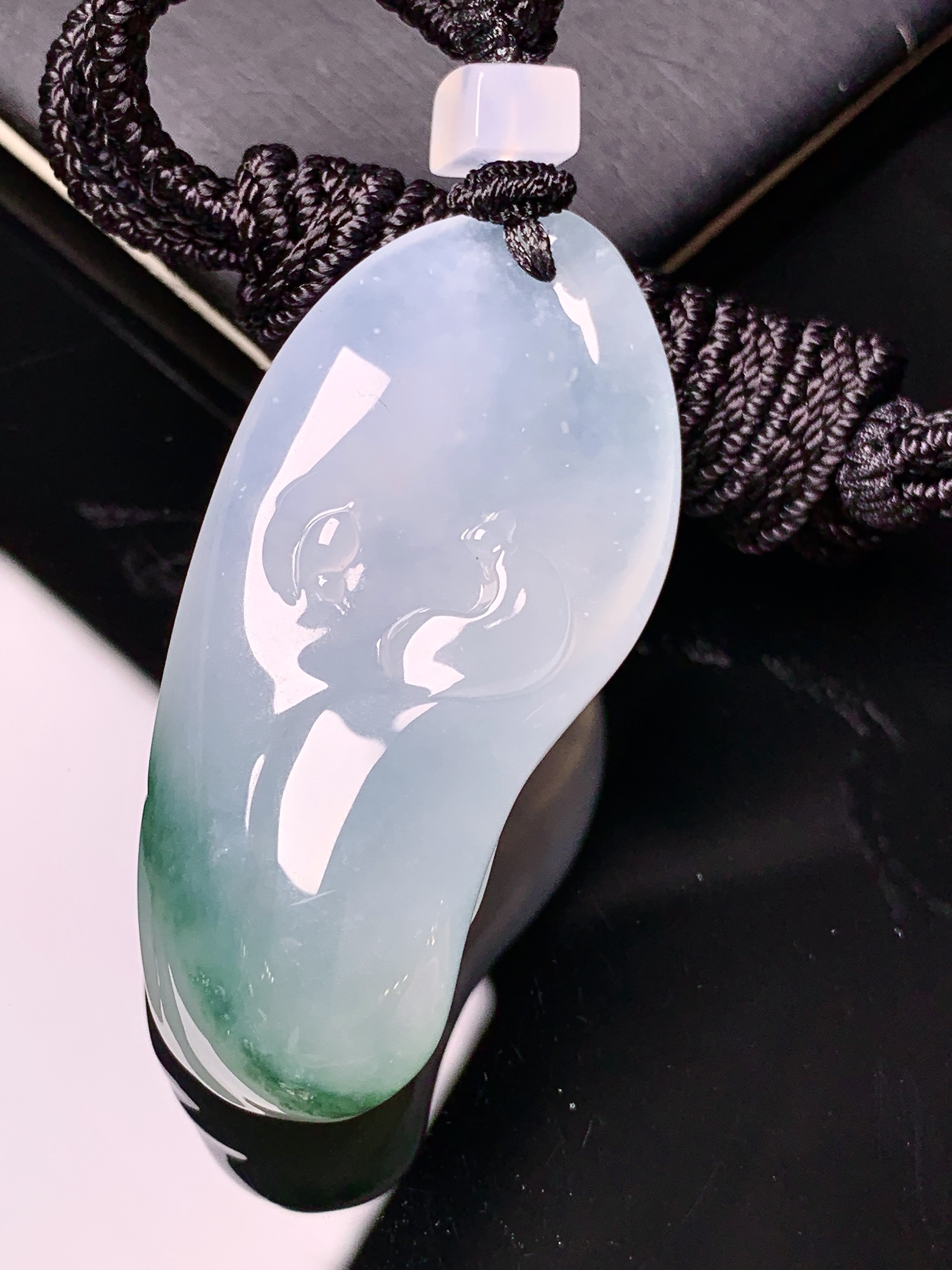 飘绿悟道牌吊坠 玉质细腻 色泽艳丽清新 水润亮眼 整体尺寸48.6*23*13.5L1