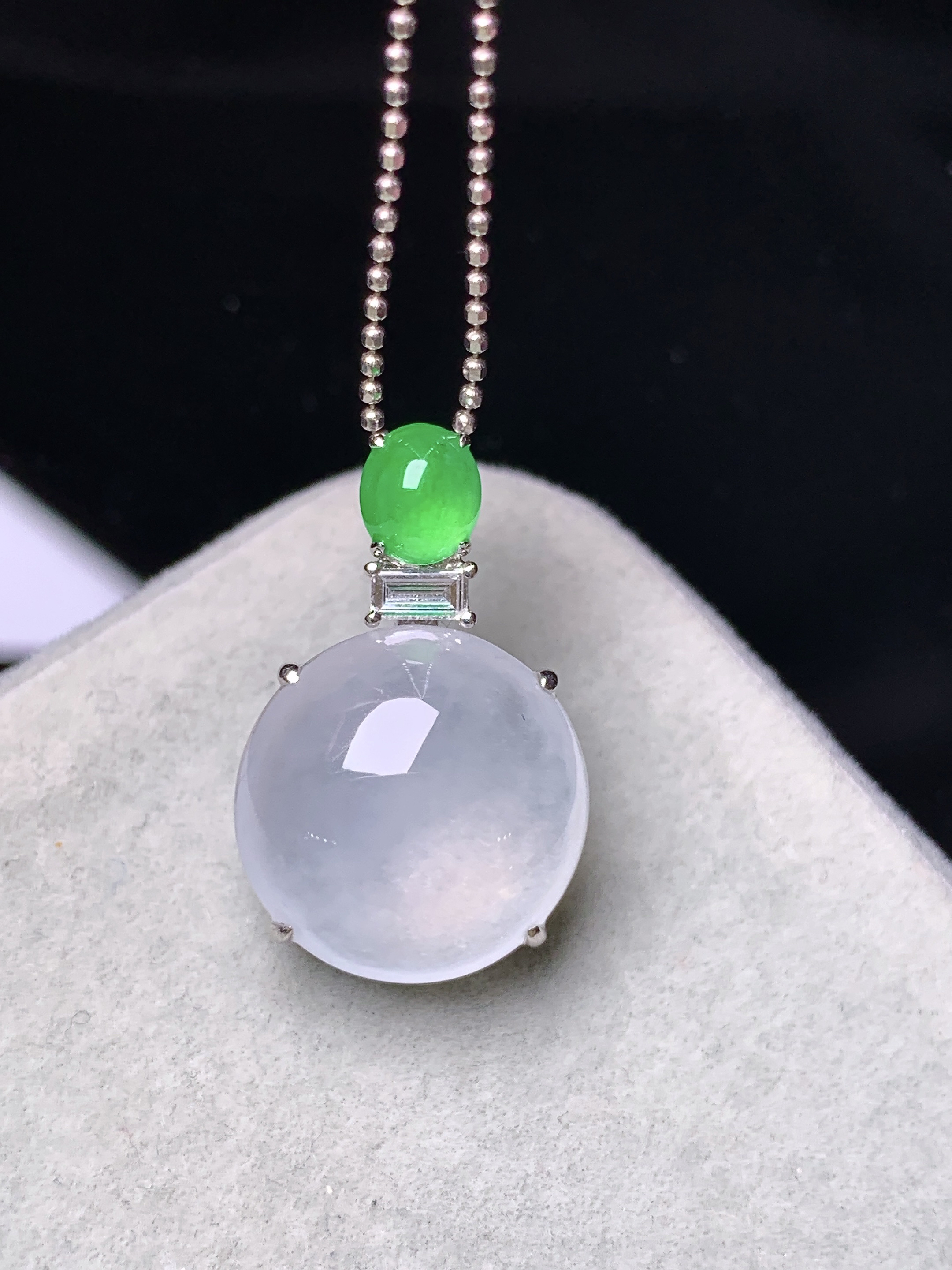 18k金钻镶嵌冰种蛋面吊坠 玉质细腻 色泽艳丽清新 水润亮眼 整体尺寸22.8*14.5*8m5