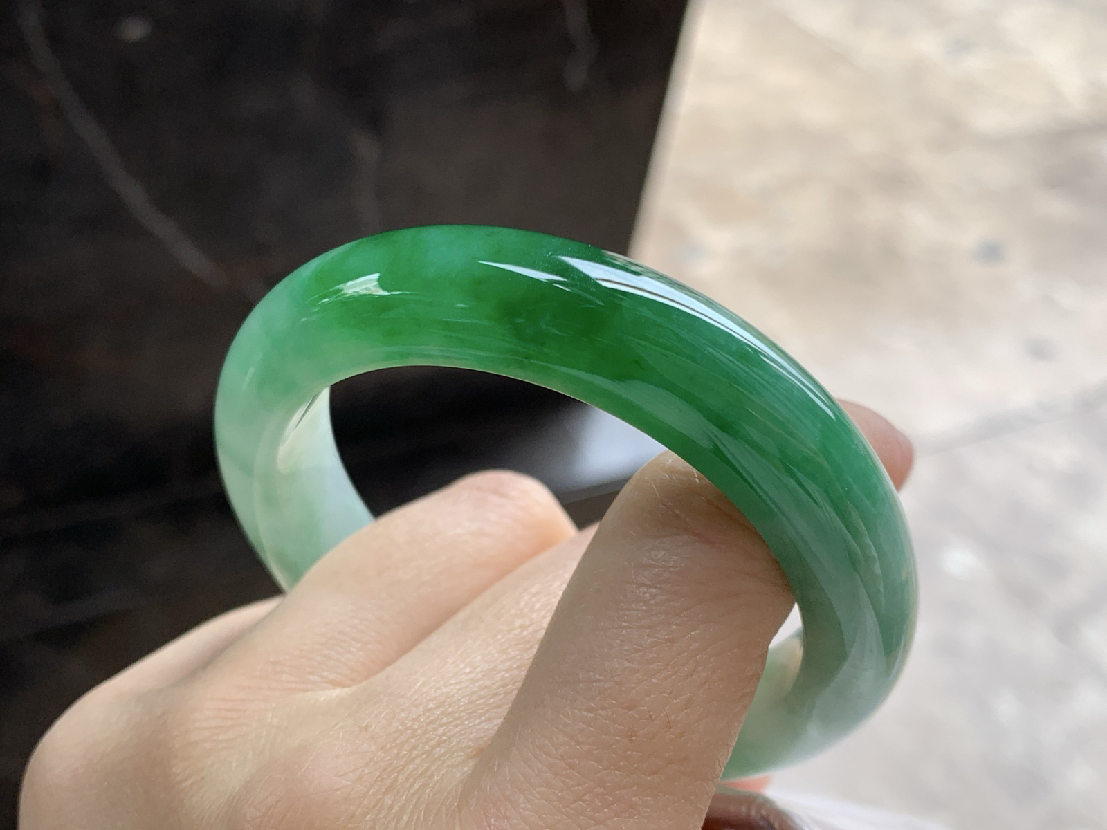 53-12.3-9

辣绿色手镯^_^底子细腻 绿色浓郁