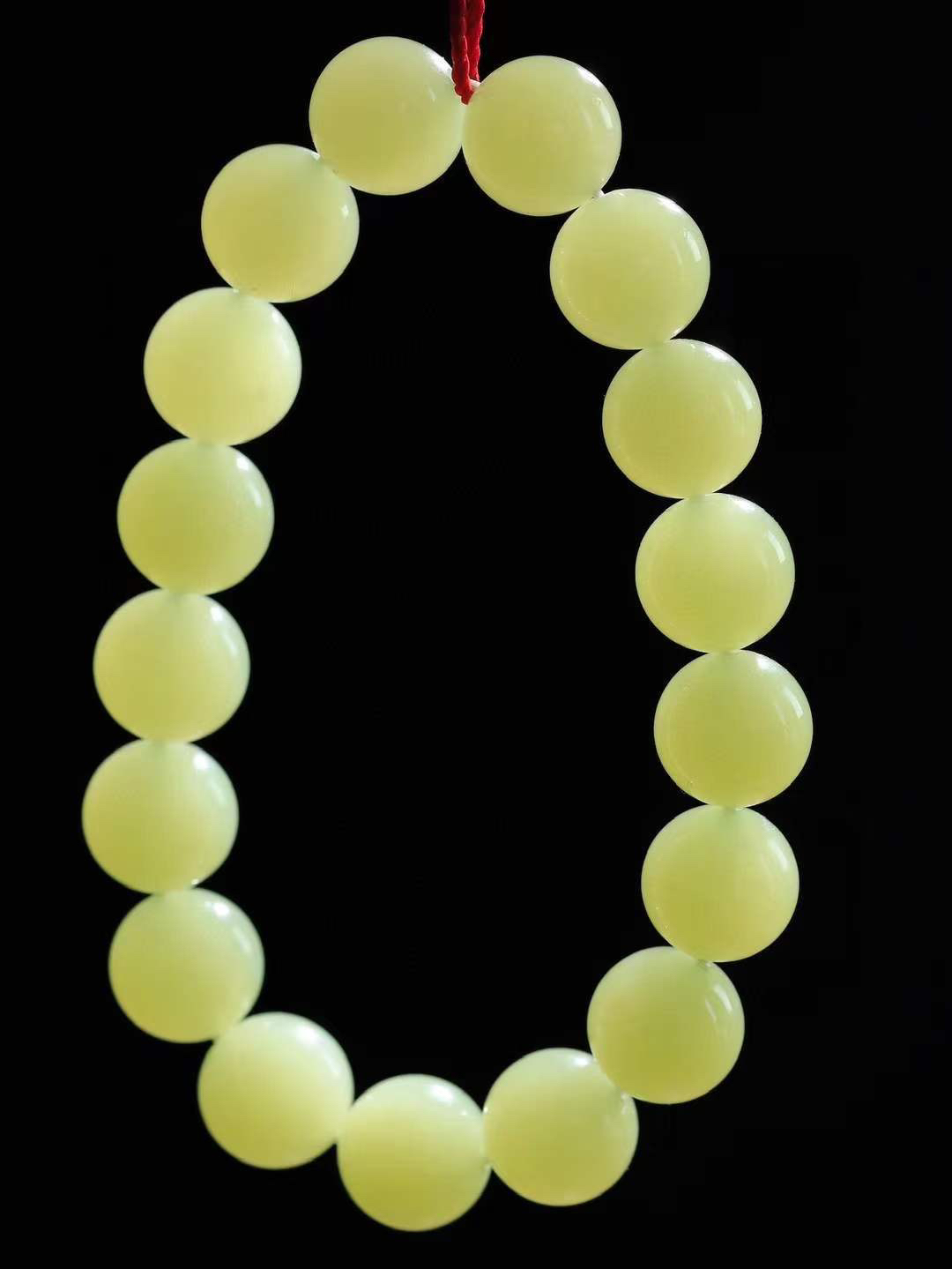 【珠圆玉润.手串】

精品和田玉黄口珠圆玉润手串 玉质温润细腻  整串打磨圆润，佩戴舒适。珠珠落玉盘，间关莺语花底滑，一生美好时光，无论身在何处，都有它相伴相守。事事顺遂，幸福美满，吉祥如意。重45.2克 尺寸取一12mm FDL-1640100