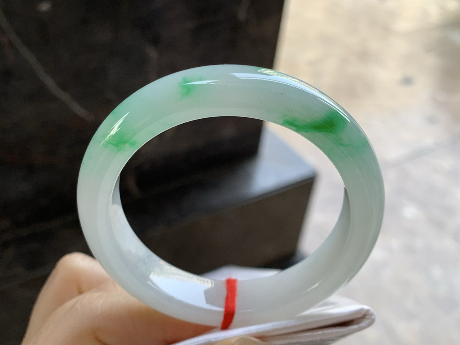 53-12.5-8.5

阳绿色手镯^_^底子细腻有种水 绿色点缀