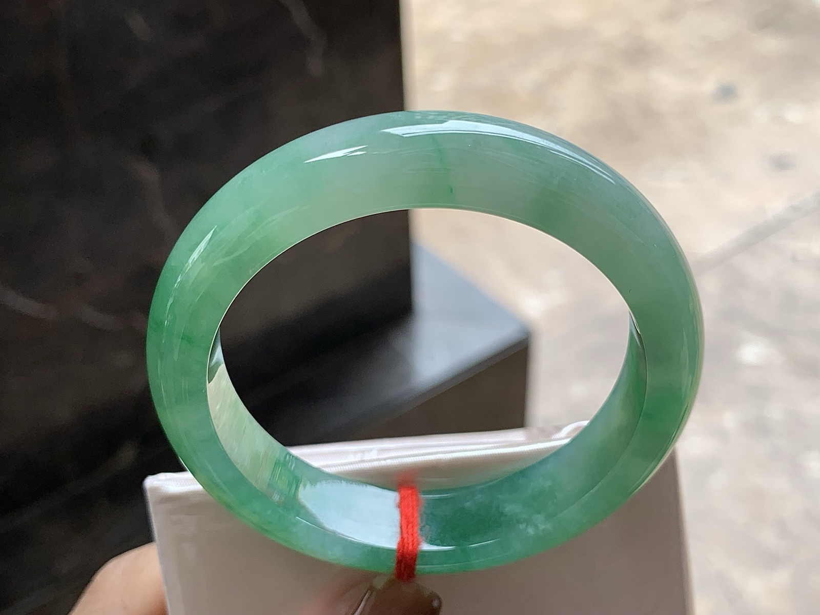 52.5-12.7-8

带色手镯^_^ 颜色鲜艳～ 种好水润