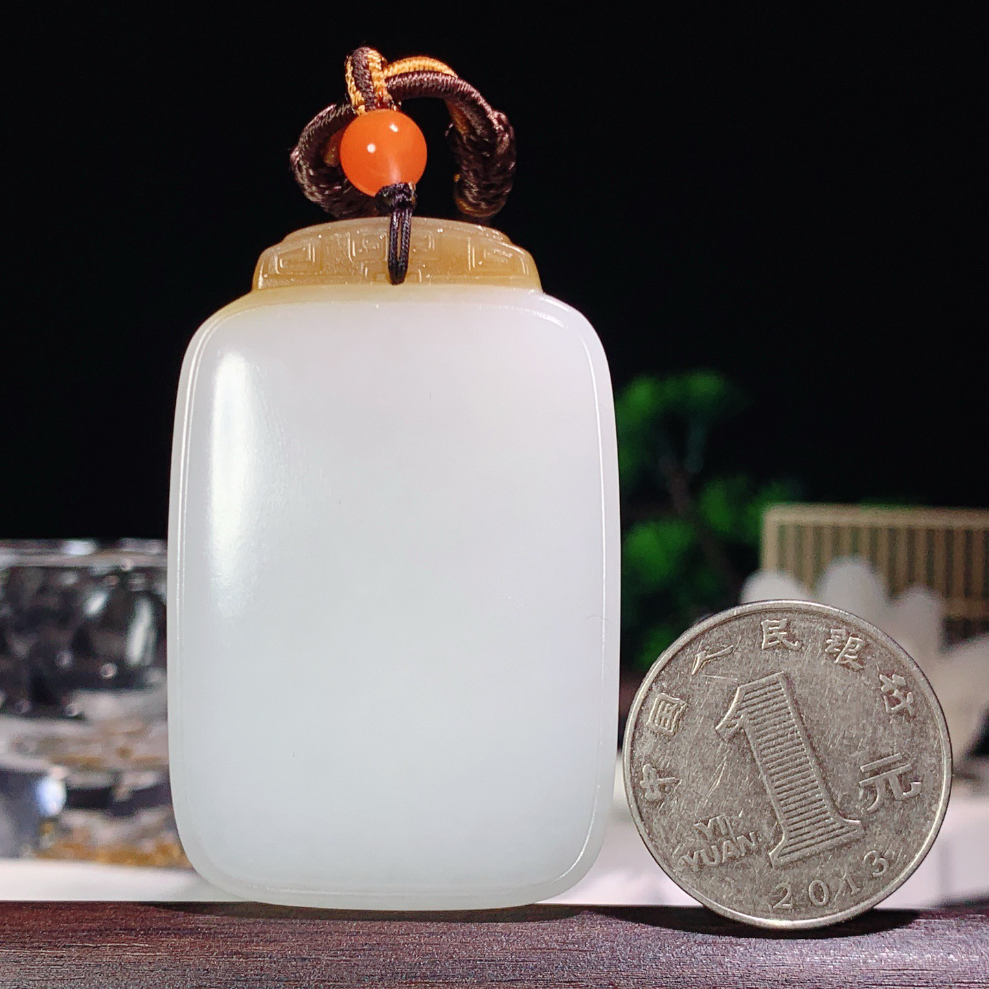 新疆和田玉且末糖平安无事牌挂件。尺寸54/35/12重60.5克 玉质细腻油润 底色纯净 脂粉好，品质好。lt260401