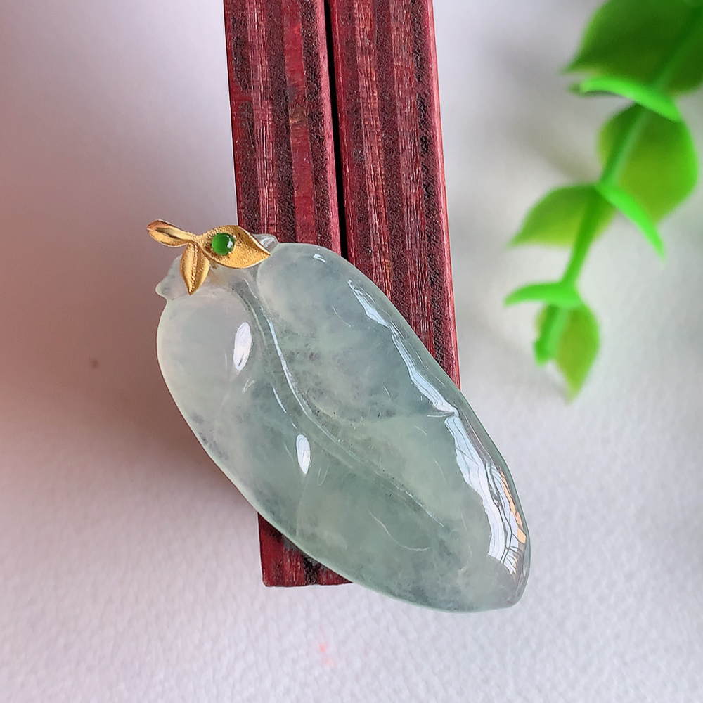18k金扣冰润金枝玉叶翡翠吊坠  老种起胶感  飘花灵动  寓意“金枝玉叶，大业有成，一夜成名”  饱满大气，水润通透。W01.31   尺寸：32-15.8-3.5mm