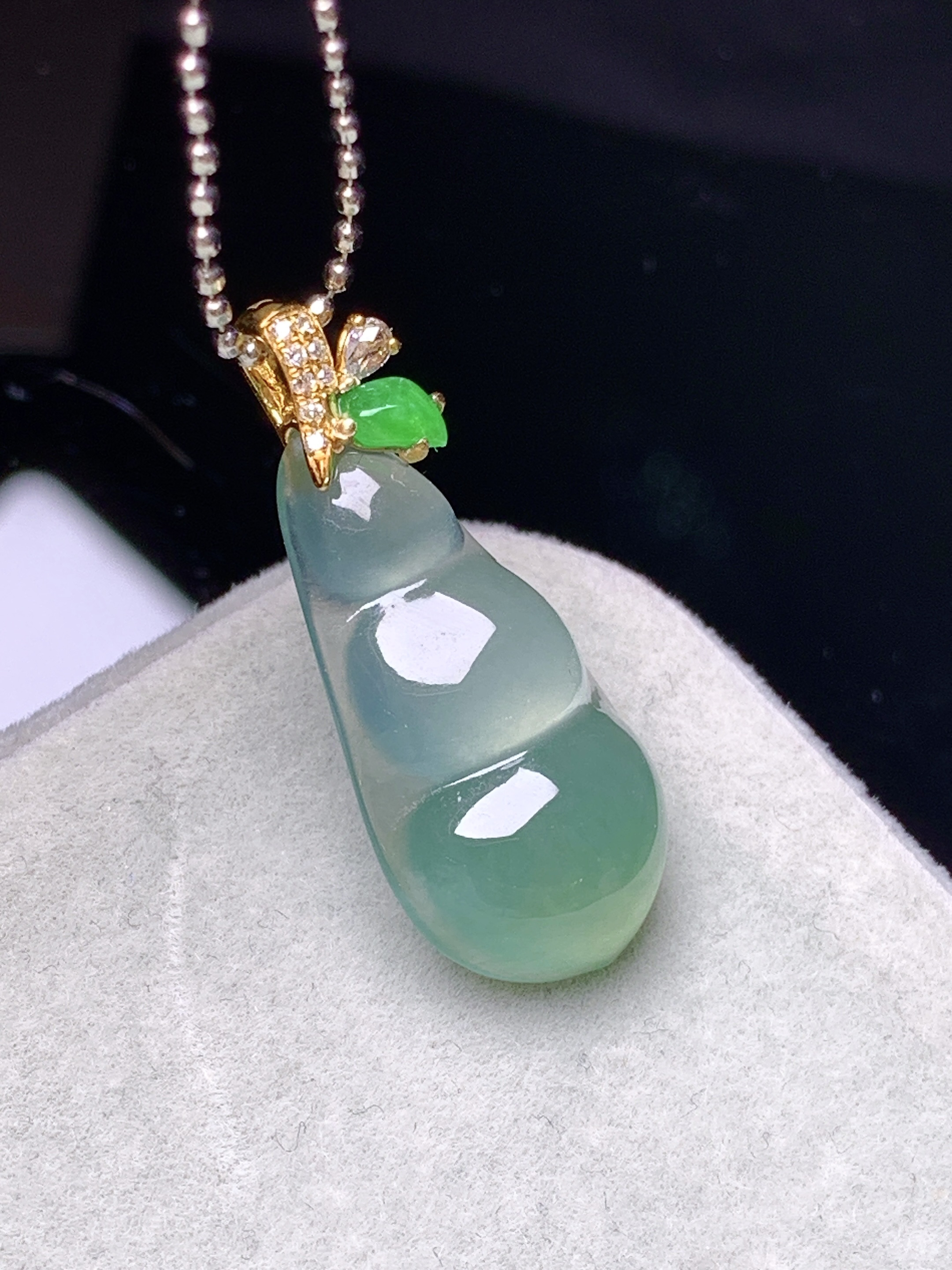 18k金钻镶嵌冰种四季豆吊坠 玉质细腻 色泽艳丽清新 水润亮眼 整体尺寸27.2*11.8*5.5j