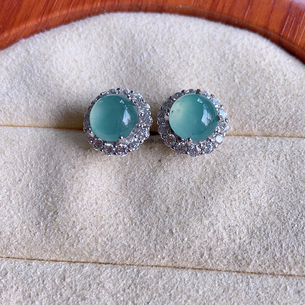 冰晴水翡翠925银镶嵌耳钉，自然光实拍，翠色灵动，颜色漂亮，种老水足，品相佳，佩戴佳品！W481.31  取一整体尺寸：9-8mm  裸石尺寸：6.2mm