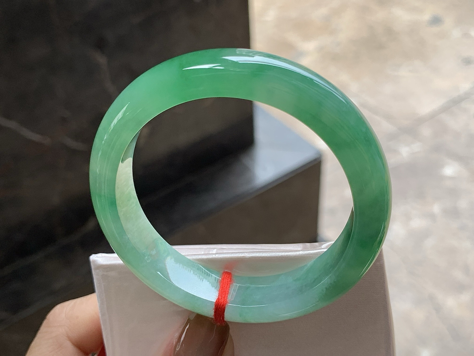 52.5-12.7-8

带色手镯^_^ 颜色鲜艳～ 种好水润