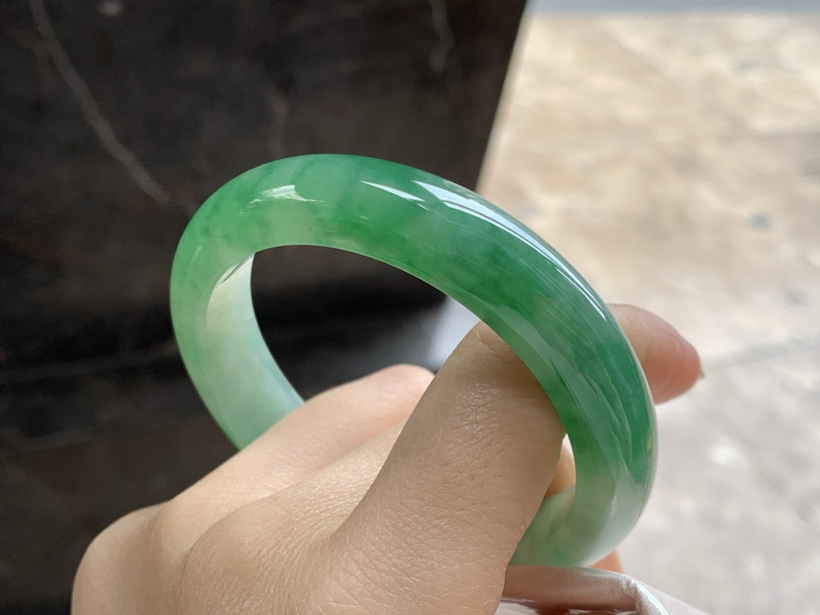 55.5-12.6-8.5

带色手镯^_^底子细腻 绿色浓郁