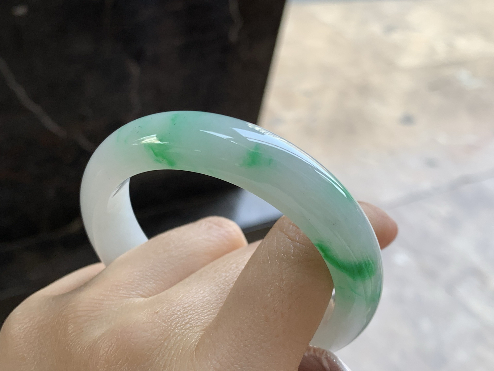 53-12.5-8.5

阳绿色手镯^_^底子细腻有种水 绿色点缀