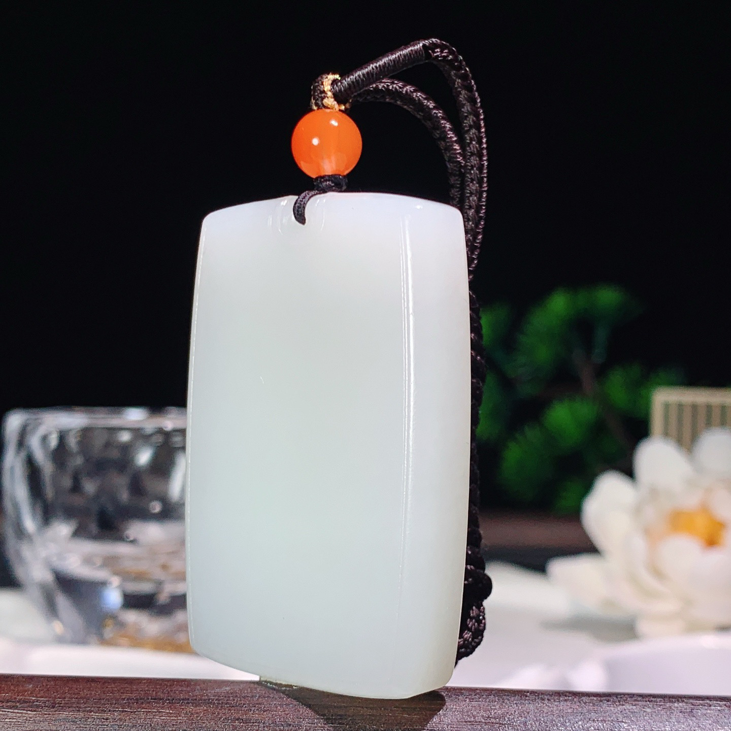 和田玉羊脂白玉平安无事牌挂件。尺寸50/33/10重48克 玉质细腻油润 底色纯净 脂粉好，品质好。lt260401