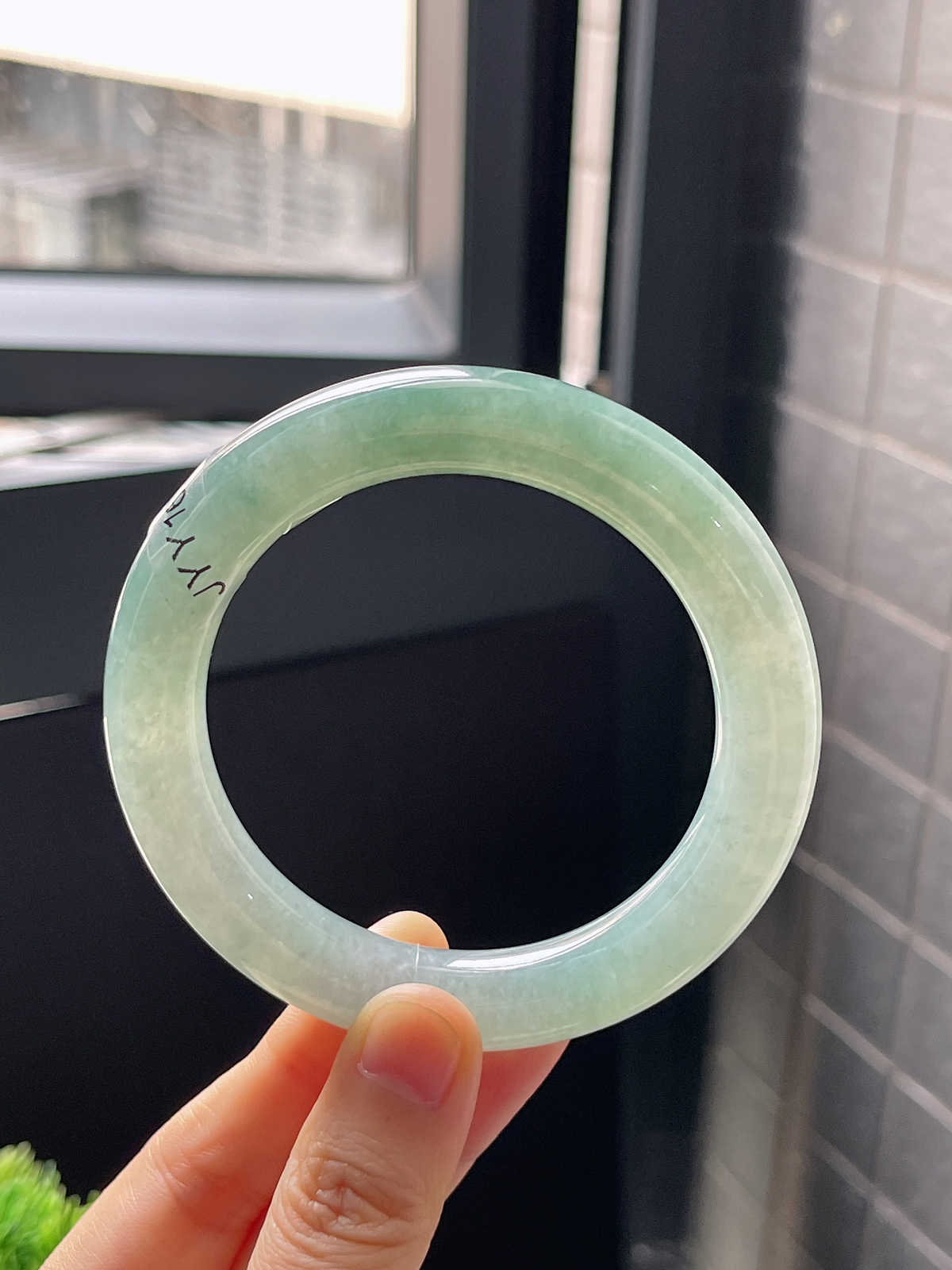 圆镯56.8圈口，翡翠冰糯种淡绿色手镯