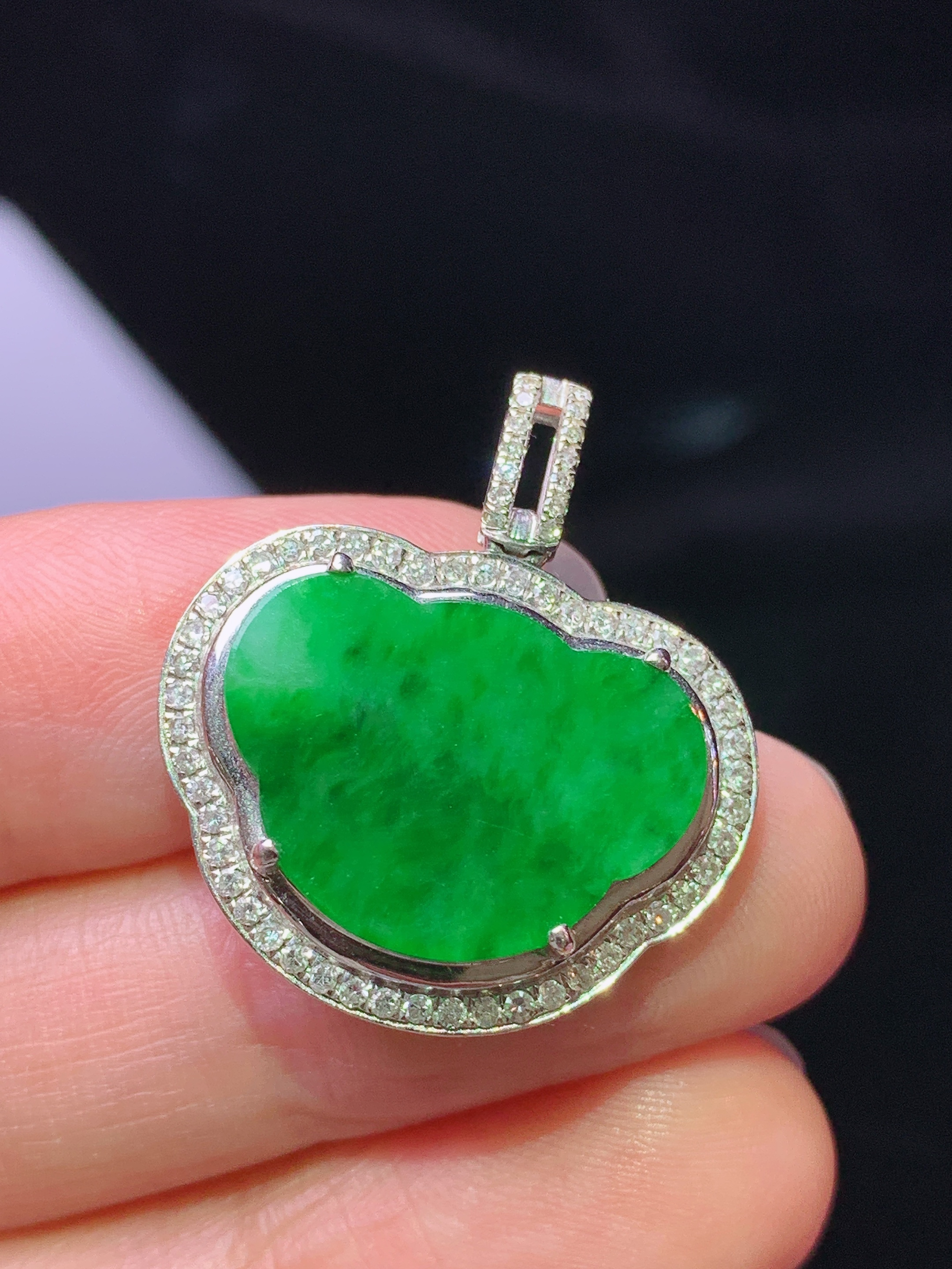 18k金钻镶嵌翠绿如意头吊坠 玉质细腻 色泽艳丽清新 水润亮眼 整体尺寸25.6*22.8*6.6m1