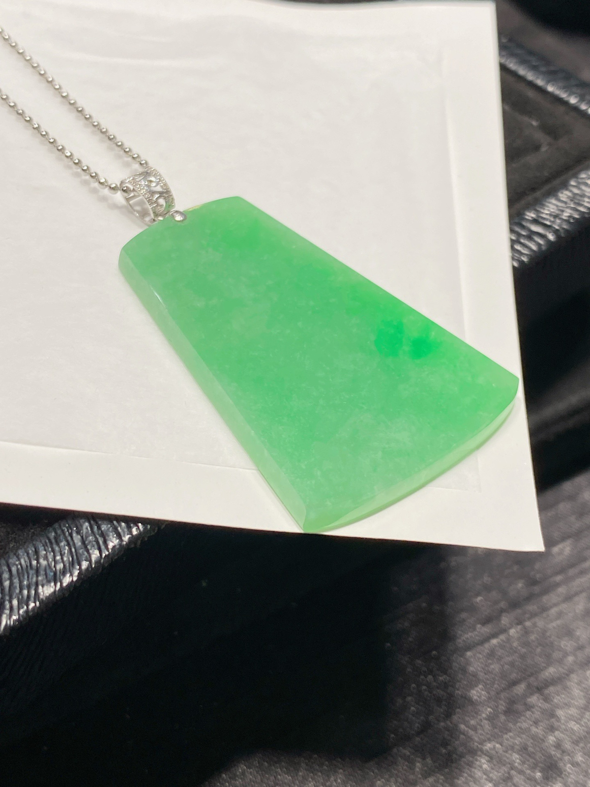 果绿·无事牌

一抹果绿铺满牌身，满是大气质感～