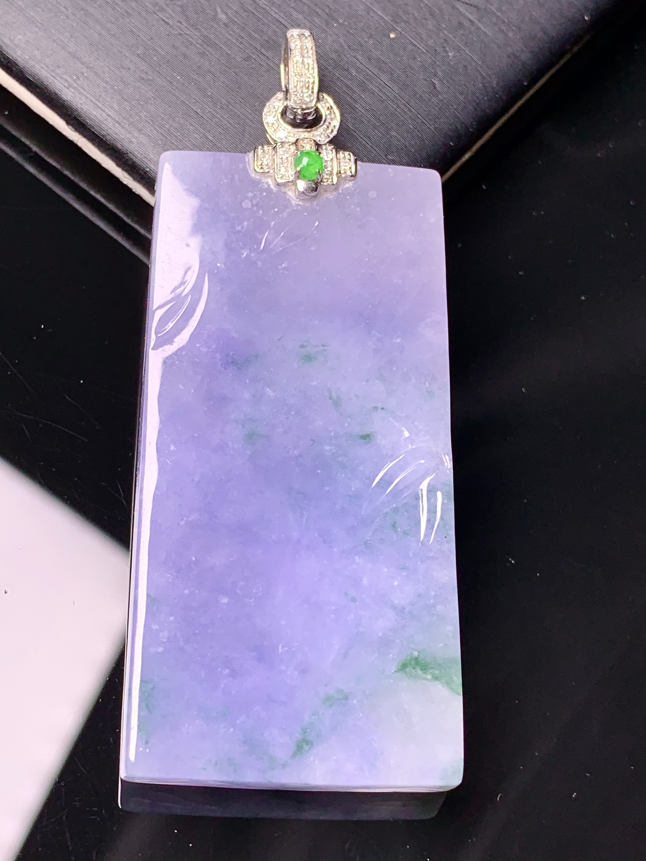 18k金钻镶嵌紫罗兰飘花无事牌吊坠 玉质细腻 色泽艳丽清新 水润亮眼 整体尺寸60*24*5.5b1