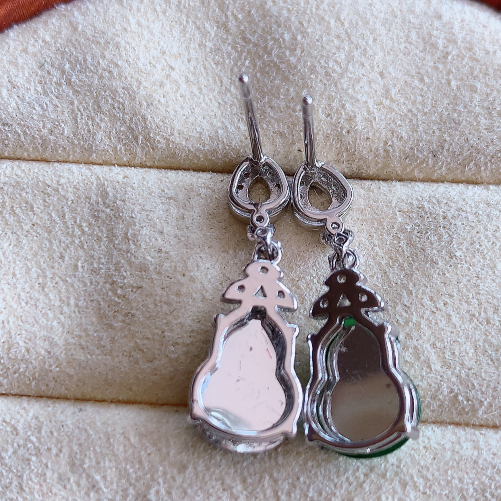 冰满绿翡翠925银镶嵌葫芦耳钉，自然光实拍，翠色灵动，颜色漂亮，种老水足，品相佳，佩戴佳品！W502.31  取一整体尺寸：23-7.8-4.6mm  裸石尺寸：10-7.8mm