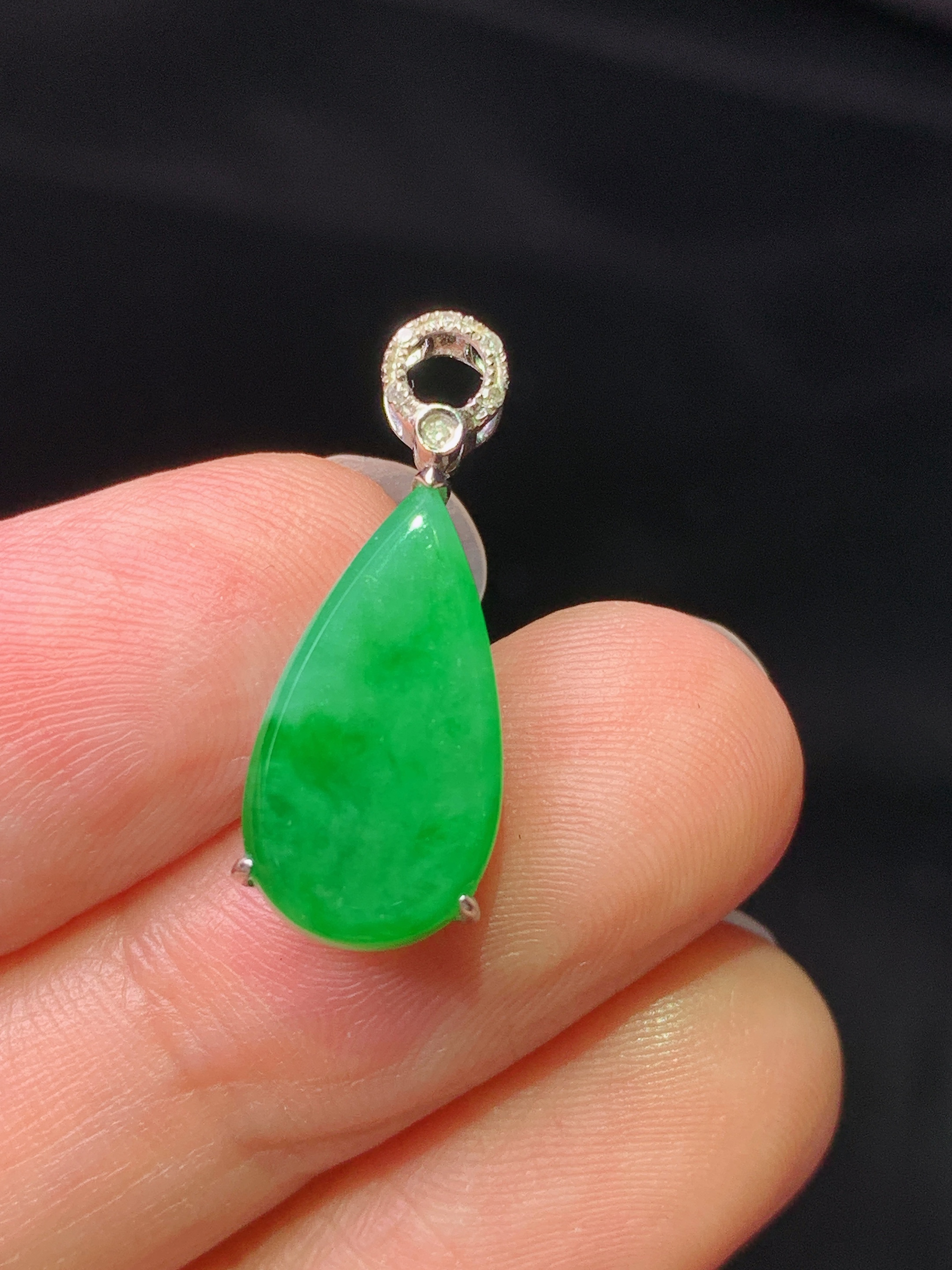 18k金钻镶嵌满绿水滴吊坠 玉质细腻 色泽艳丽清新 水润亮眼 整体尺寸21.8*8.5*4.8b1
