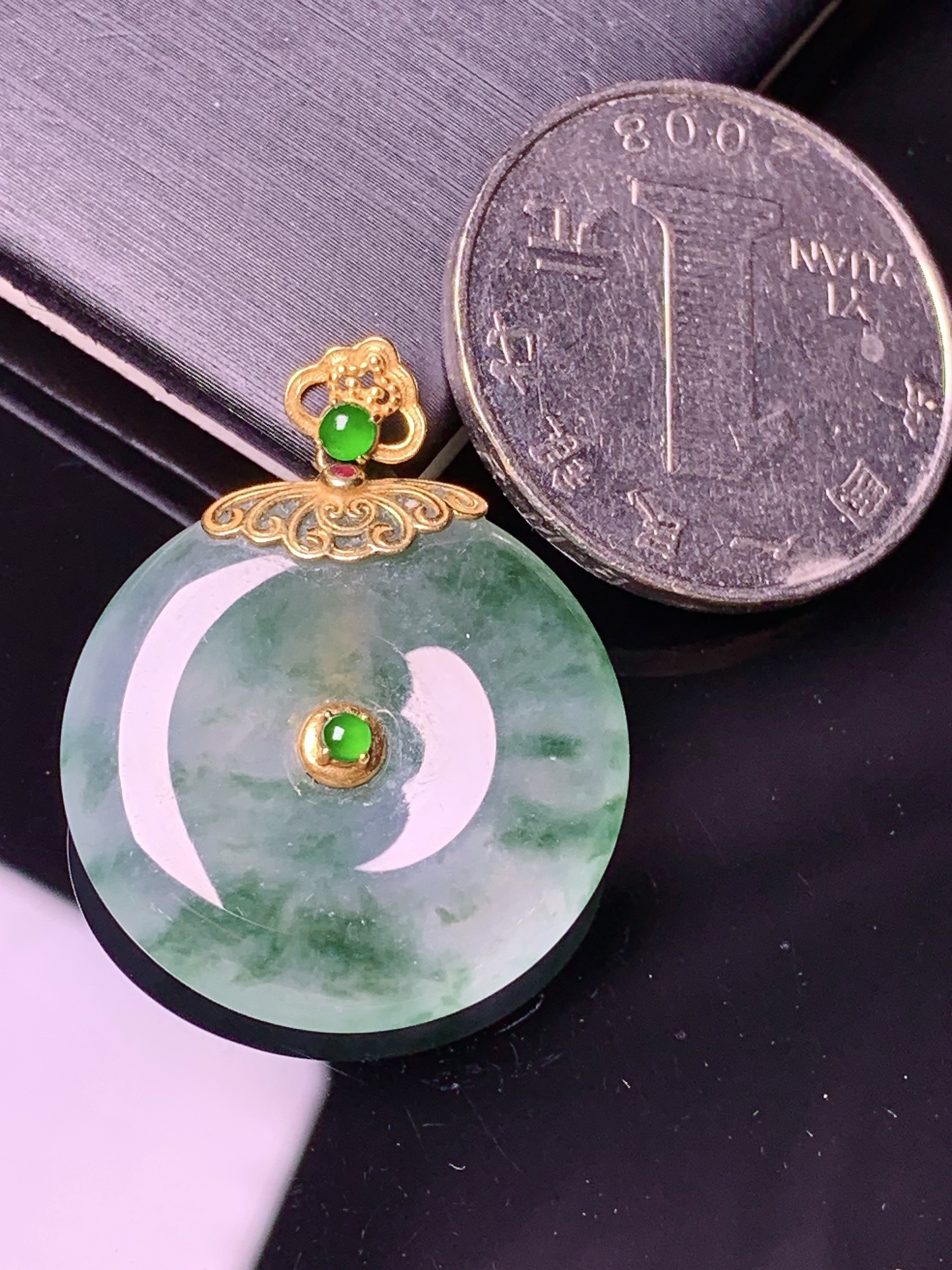 18k金镶嵌冰种飘绿平安扣吊坠 玉质细腻 色泽艳丽清新 水润亮眼 整体尺寸30*23.6*4.6*2x