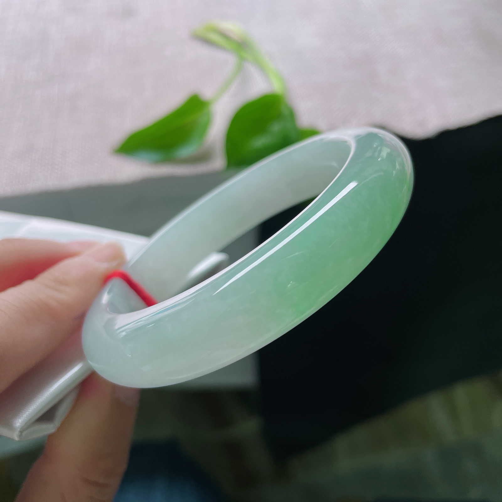 57.1/13.2/9.1飘绿正圈，清雅高级，种老水足厚装大气，端庄优雅。