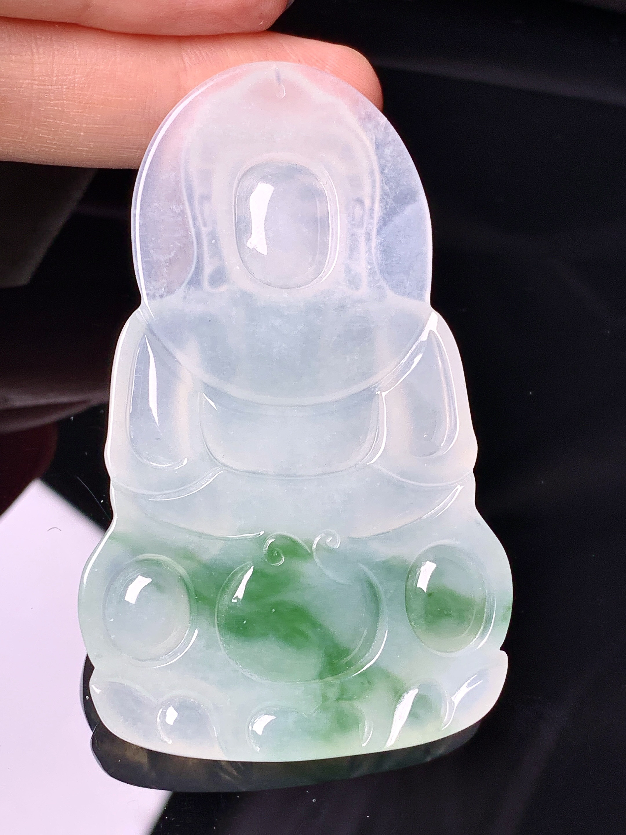 飘绿观音菩萨吊坠 玉质细腻 色泽艳丽清新 水润亮眼 整体尺寸65.4*40.6*6x1