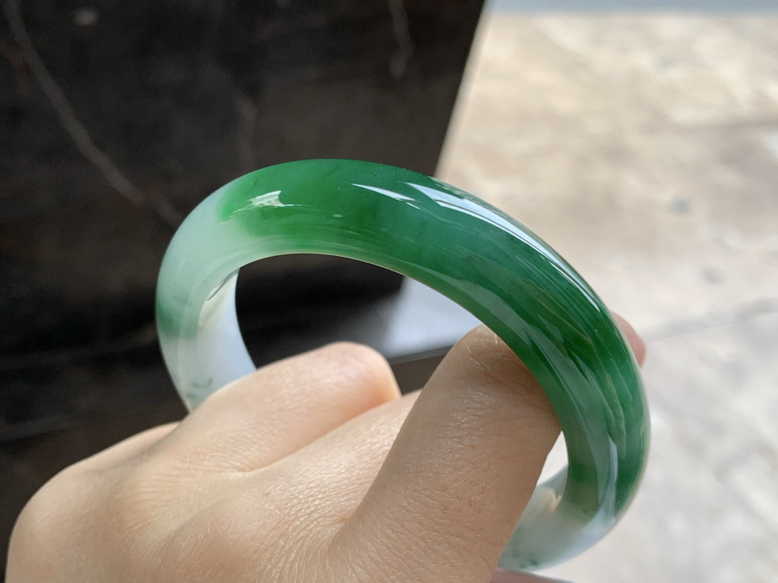 55.5-12.1-8.9

辣绿色手镯^_^有种有色～绿色浓郁漂亮