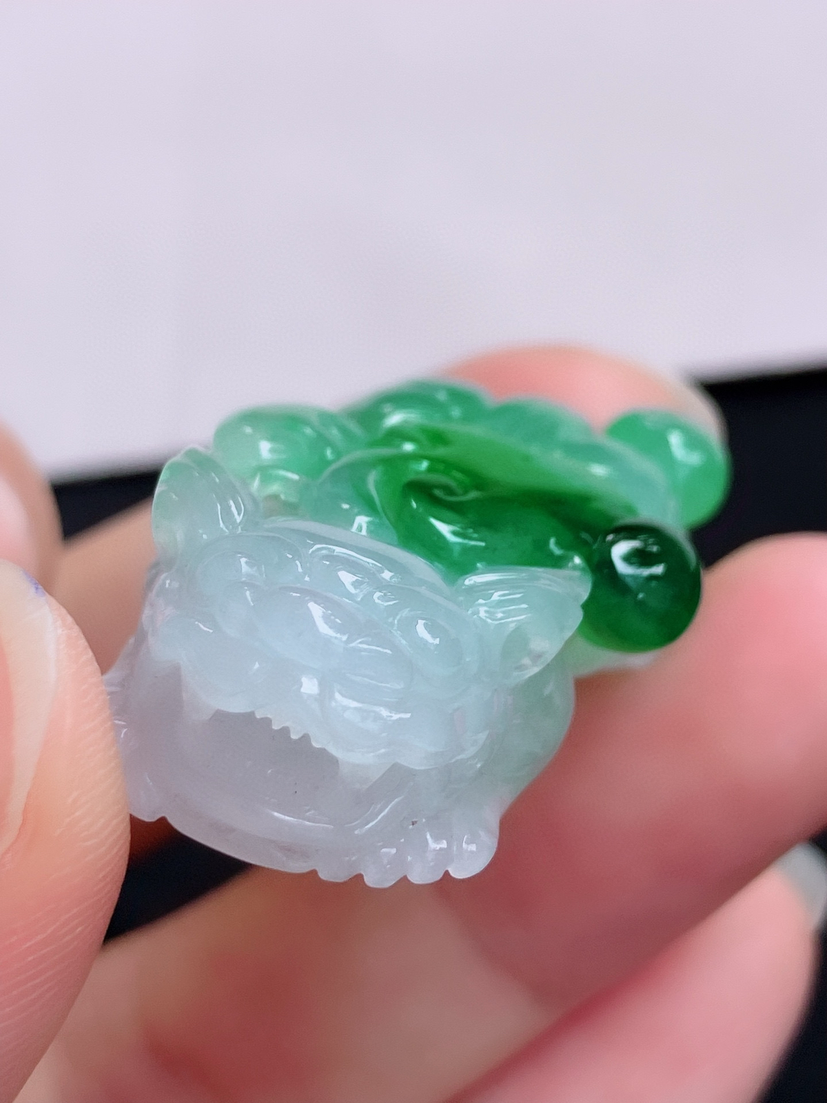 翠绿貔貅，晶莹剔透，色美清爽，尺寸38.6/18/11.8.