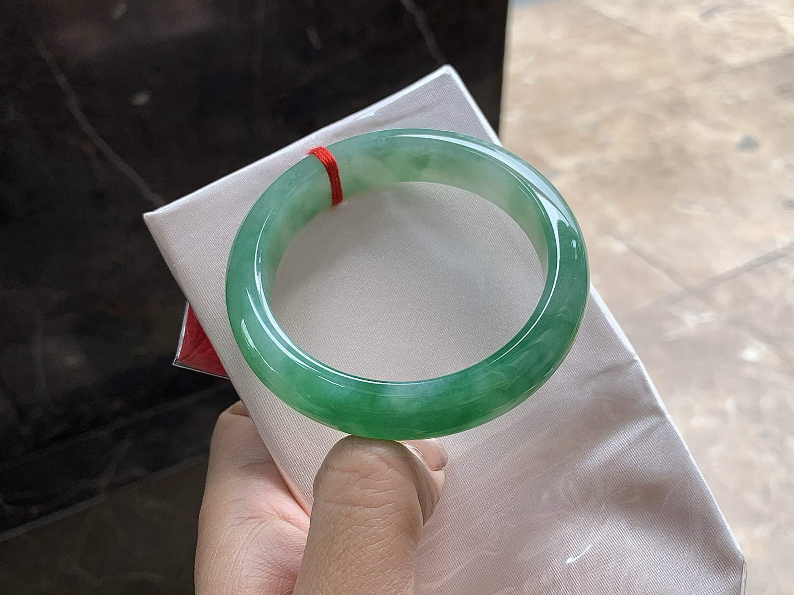 54.5-12.5-8.2

带色手镯^_^ 细腻清爽的底子 颜色浓郁